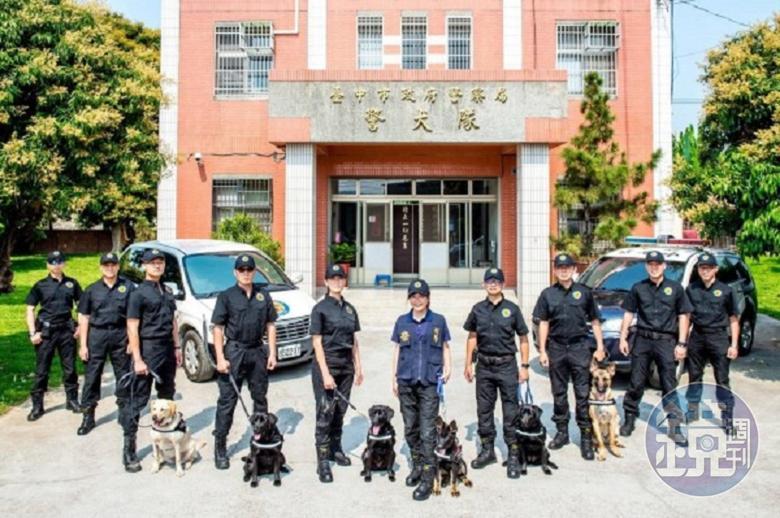 台中市警犬隊在烏日區溪岸路成軍。