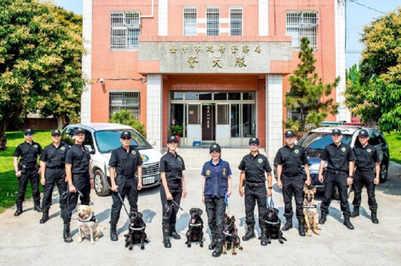 台中市警犬隊在烏日區溪岸路成軍。