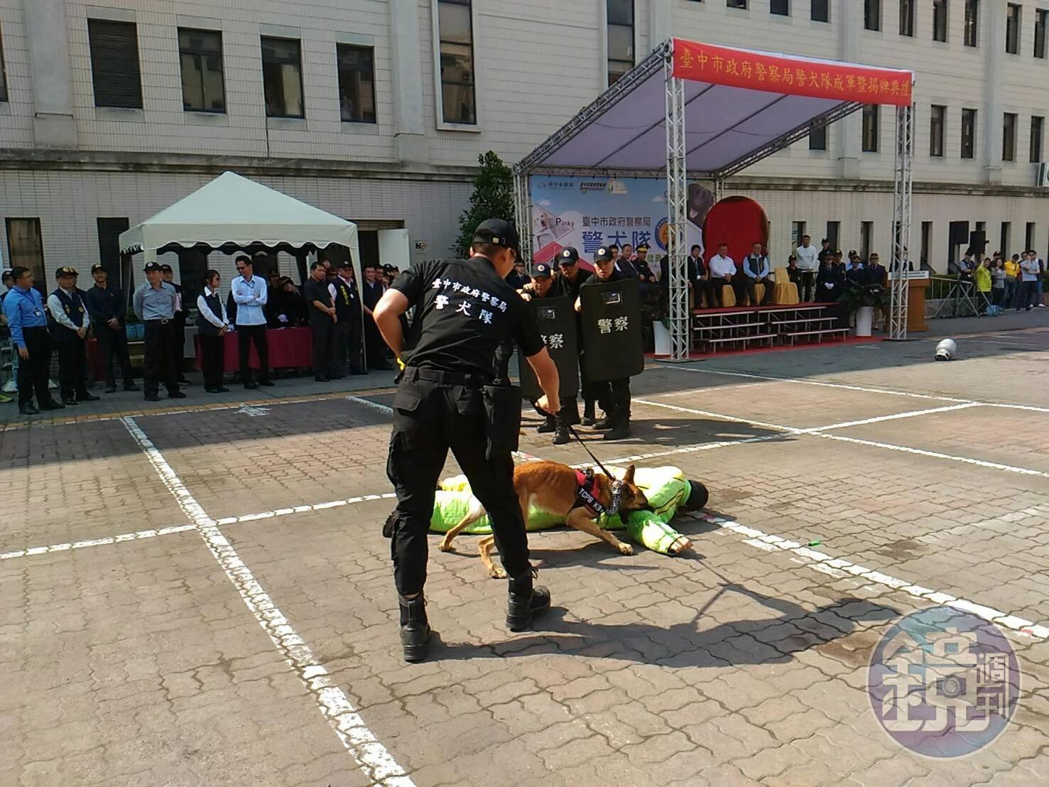 警犬攻擊暴徒,減少員警傷亡。