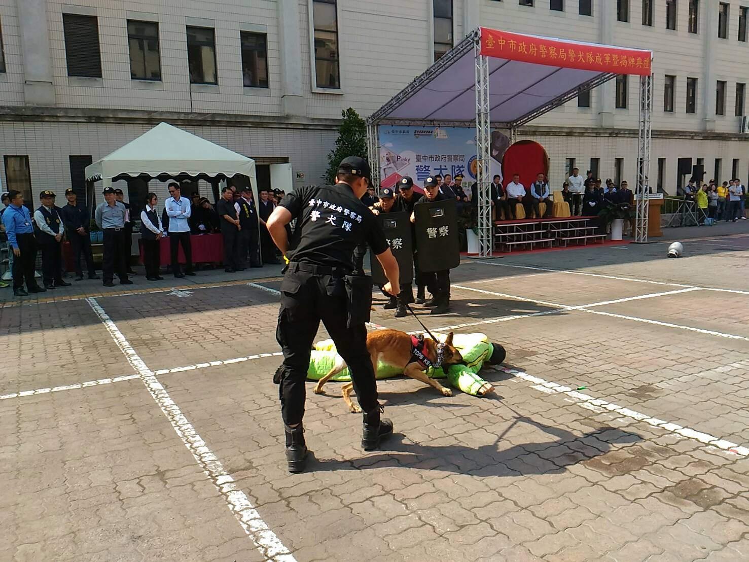 警犬攻擊暴徒，減少員警傷亡。