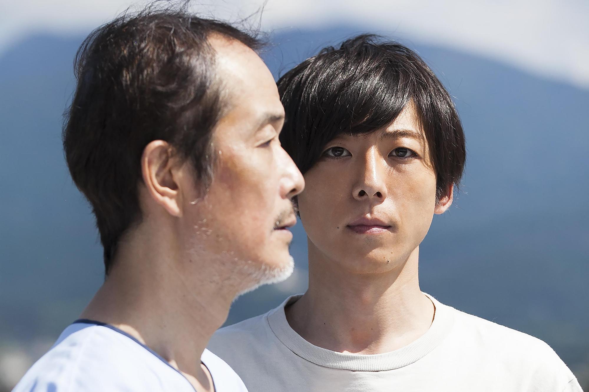 《多桑不在家》中Lily Franky(左)與高橋一生飾演13年沒見面的父子,關係疏遠。(天馬行空提供)