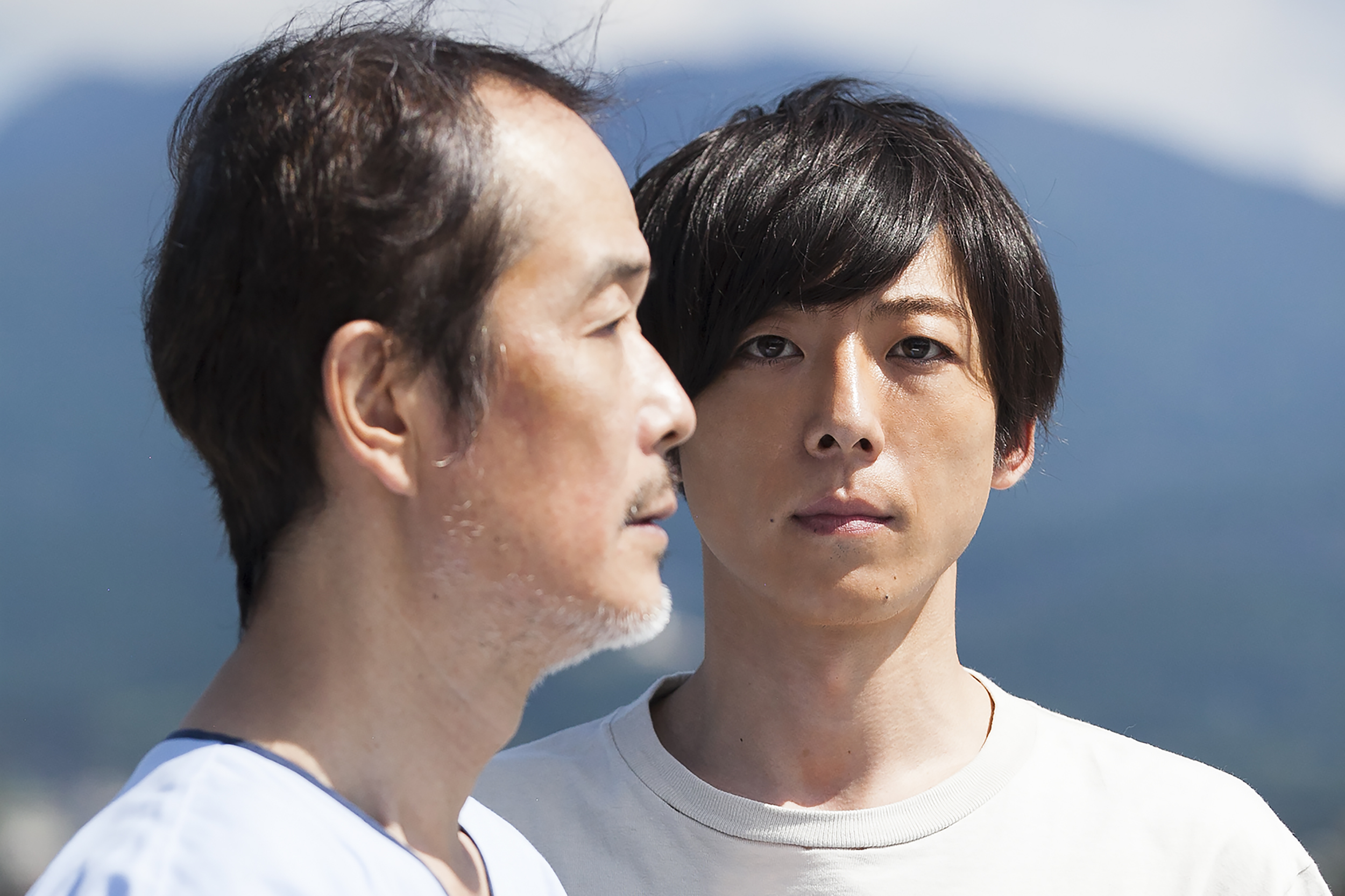 《多桑不在家》中Lily Franky(左)與高橋一生飾演13年沒見面的父子,關係疏遠。(天馬行空提供)