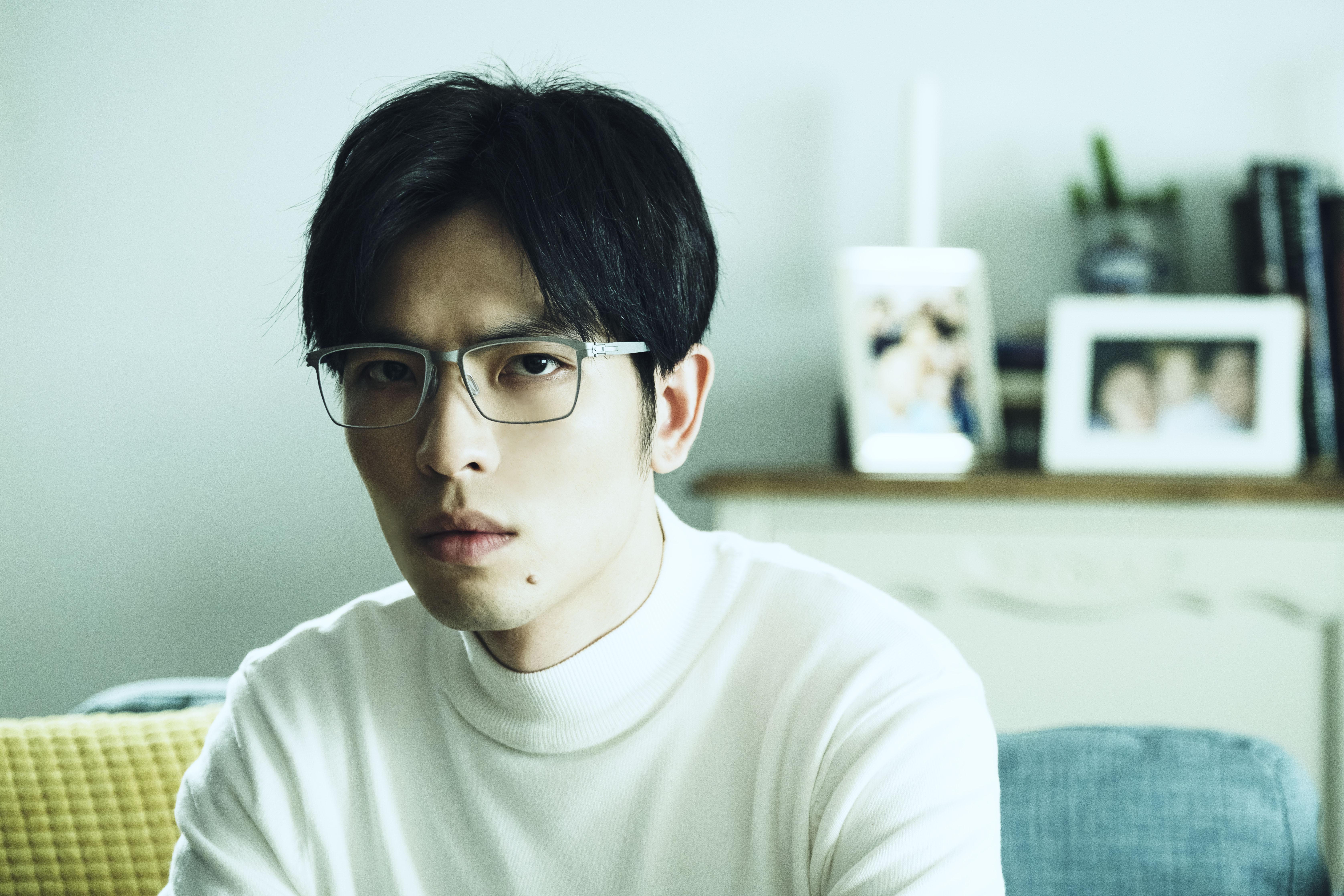 蕭敬騰扮演心理醫生，打造斯文造型。（公視提供）