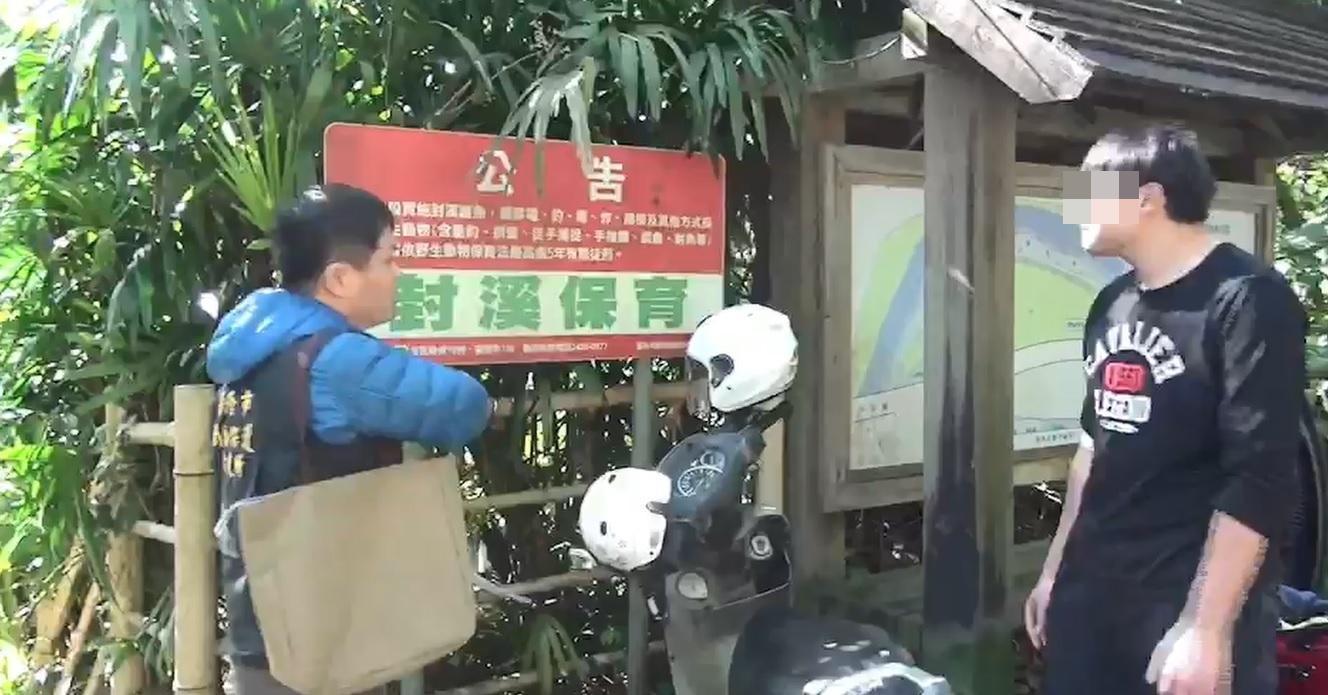 公園入口有明顯的禁漁標誌。（基隆動保所提供）