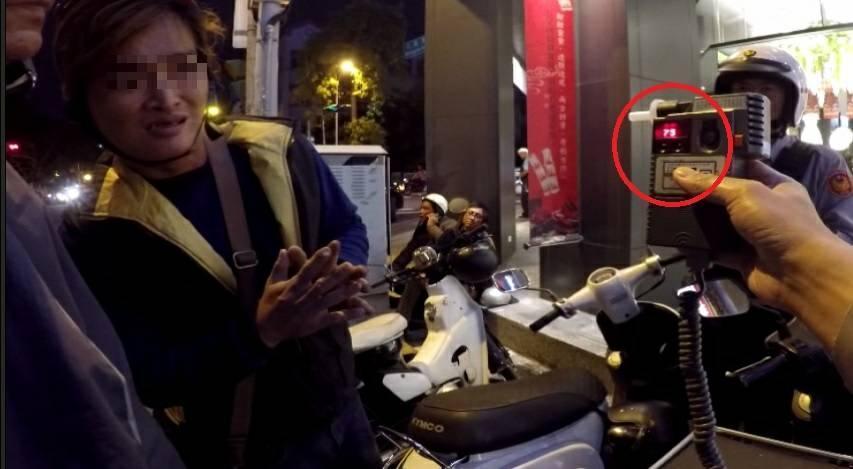 溫男（左）原本想拒測，卻被豬隊友（合掌者）慫恿說：「一定測得過」。（警方提供）