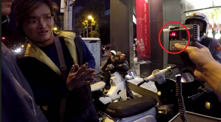 溫男（左）原本想拒測，卻被豬隊友（合掌者）慫恿說：「一定測得過」。（警方提供）