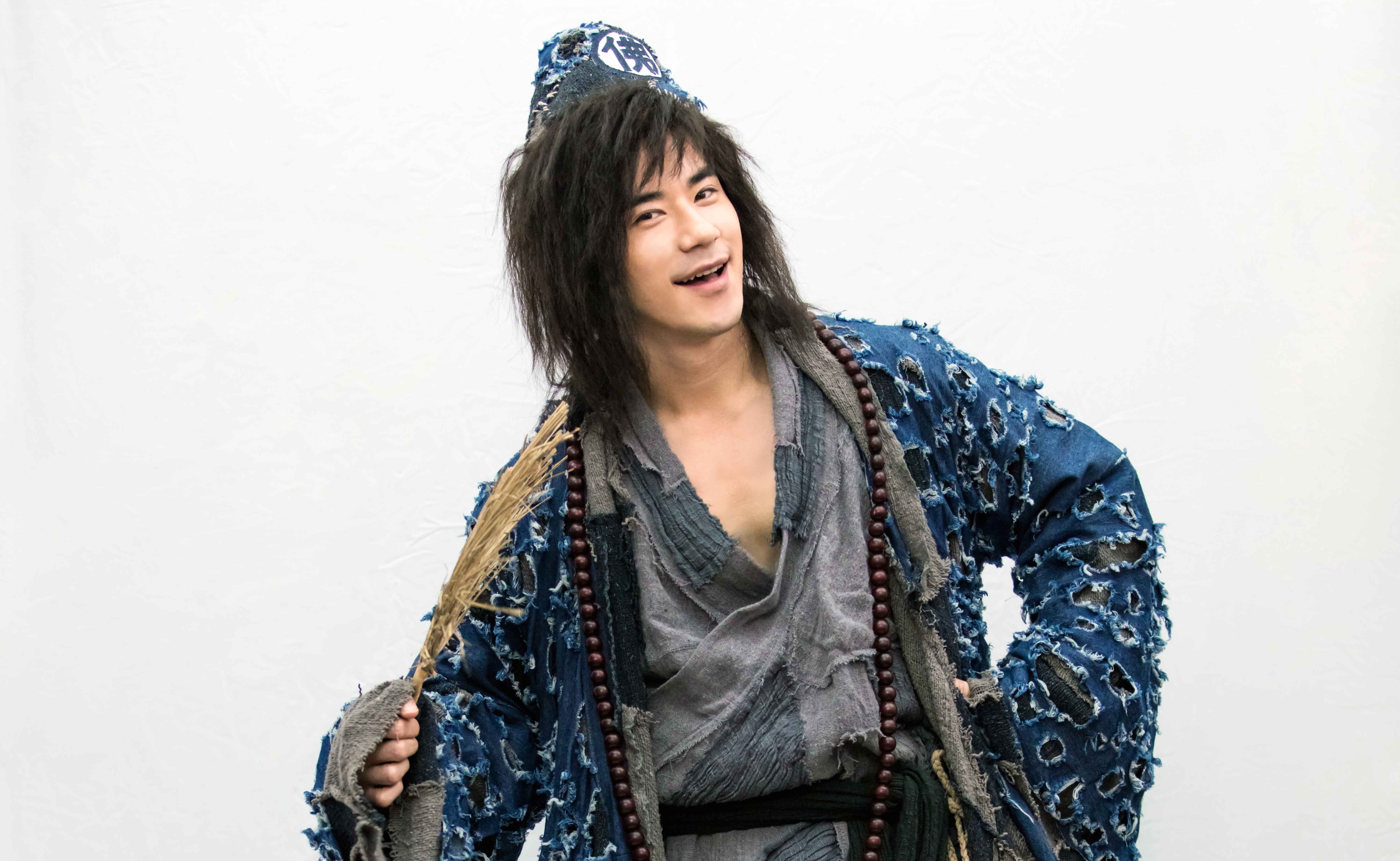 JR紀言愷的濟公造型非常特別，令人過目不忘。（天晴音樂提供）