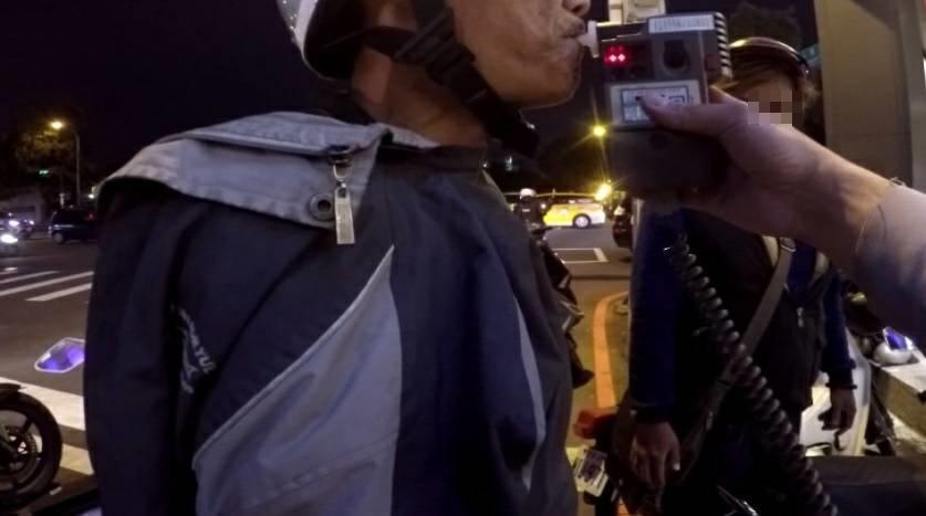 溫男受友人鼓勵，勇敢的給他吹下去。（警方提供）