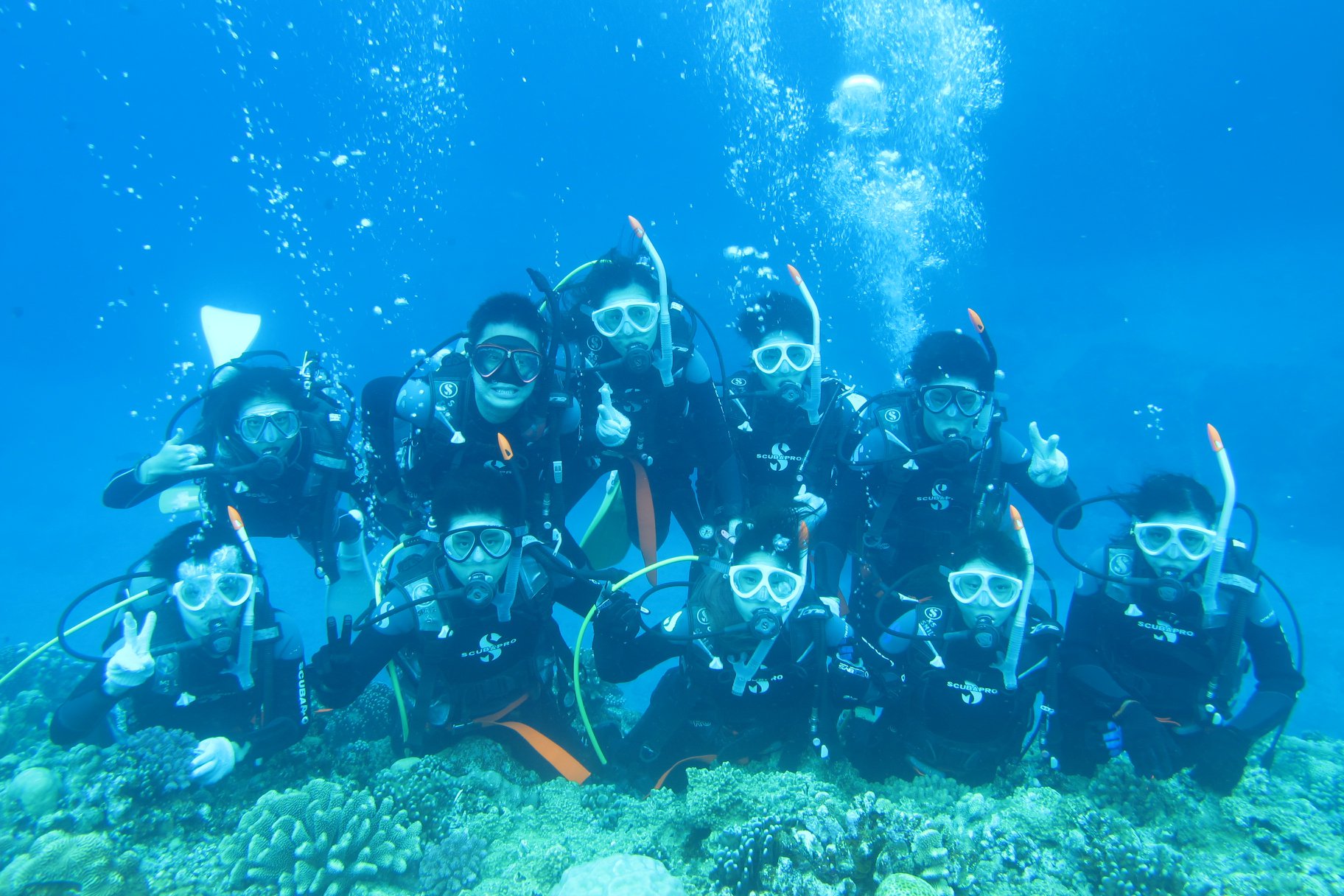 岳明國小師生今天在蘇澳海邊發現一台從日本漂來的相機，裡頭相片保存完整。（取自Park Lee臉書）