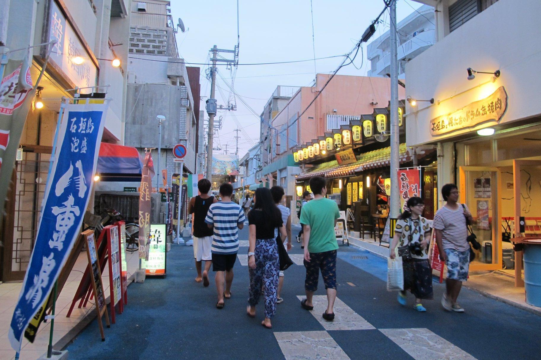 岳明國小師生今天在蘇澳海邊發現一台從日本漂來的相機,裡頭相片保存完整。(取自Park Lee臉書)