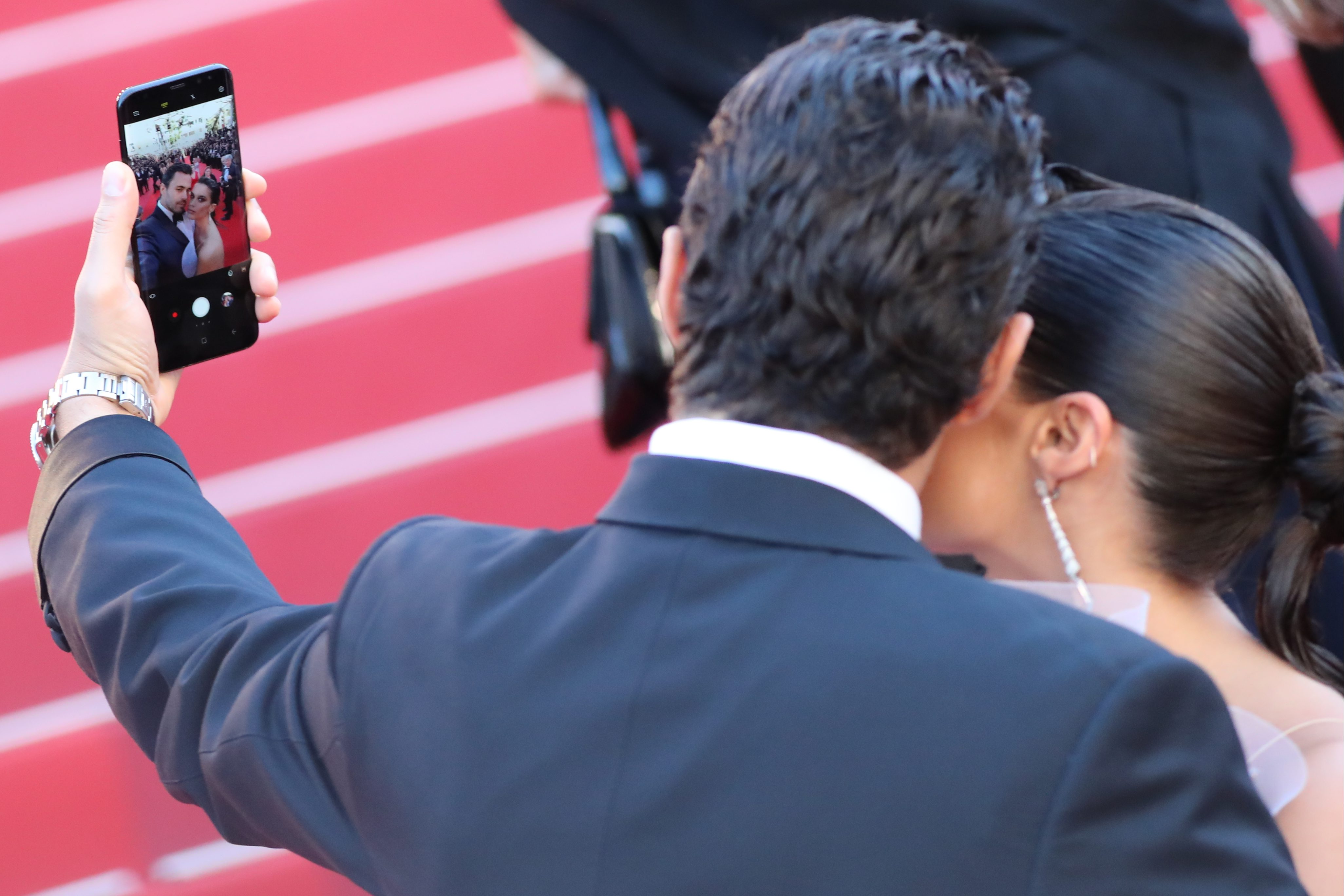 為了維持紅毯秩序與流動，今年坎城影展的紅毯上不准自拍。（東方IC）