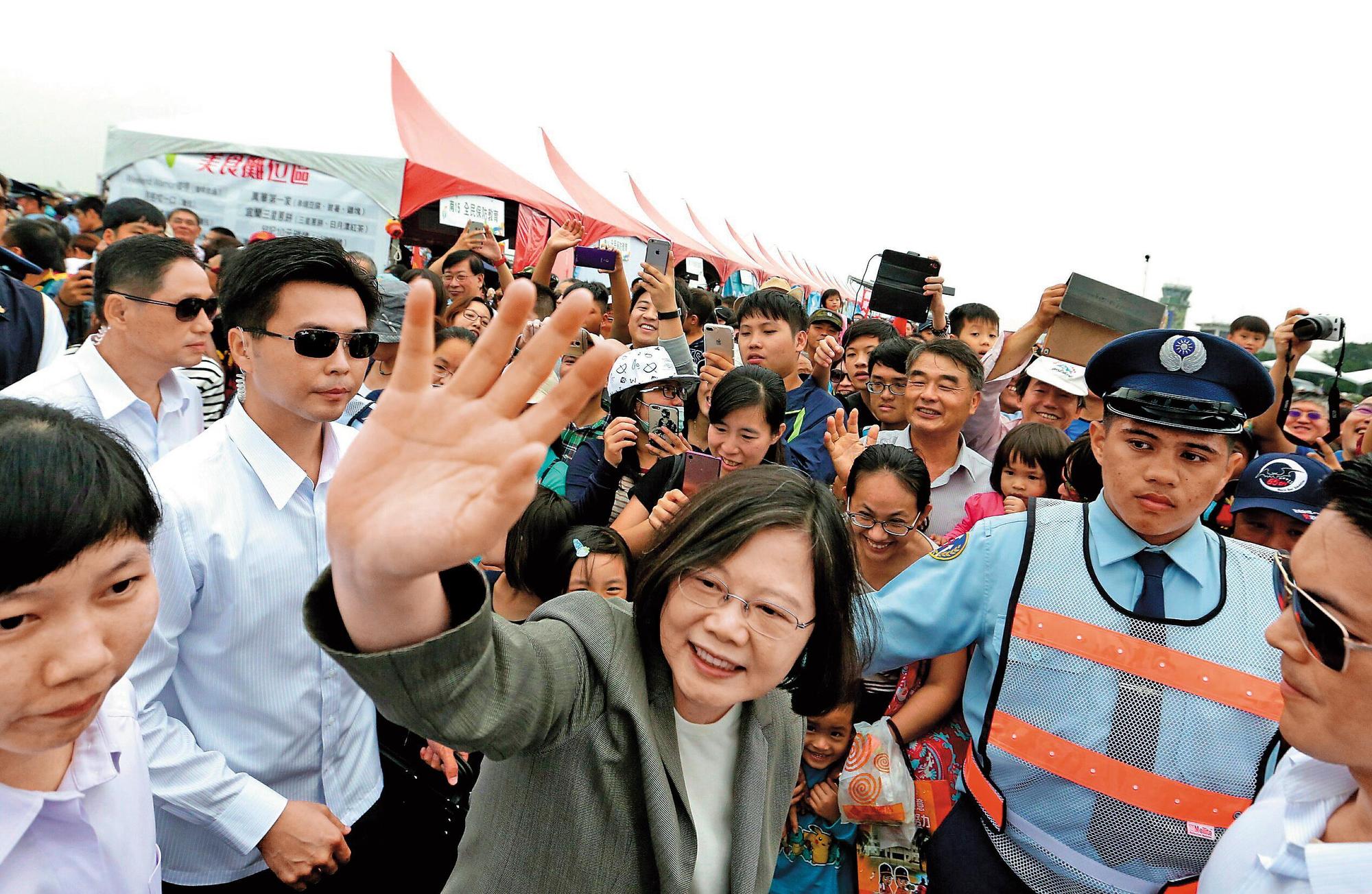 總統蔡英文下鄉常與民眾肢體接觸,負責維安隨扈必須隨時繃緊神經,注意有無狀況發生。(總統府提供)