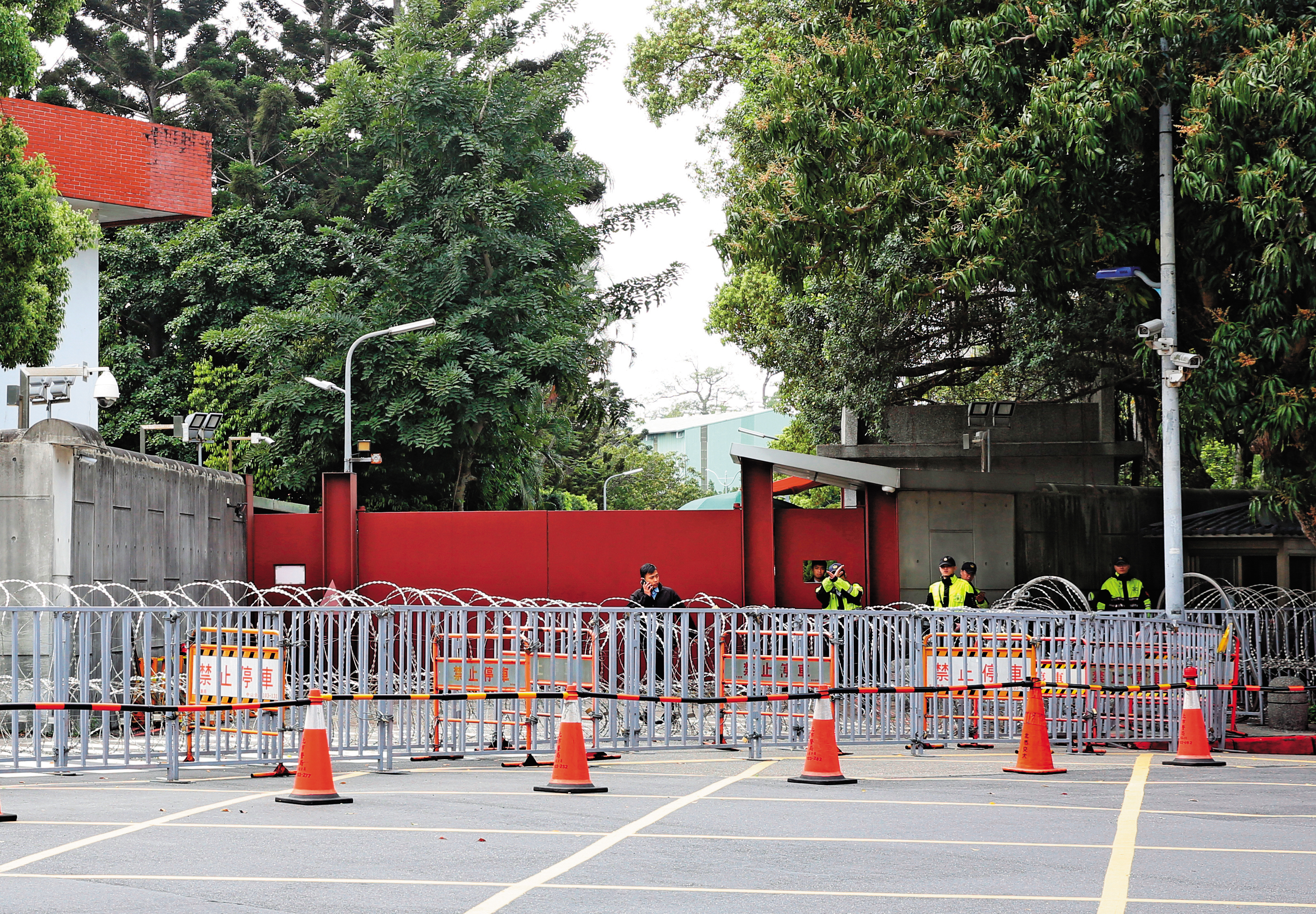 這起誤擊事件就發生在靠近愛國西路與南昌路口的勤務大樓前。