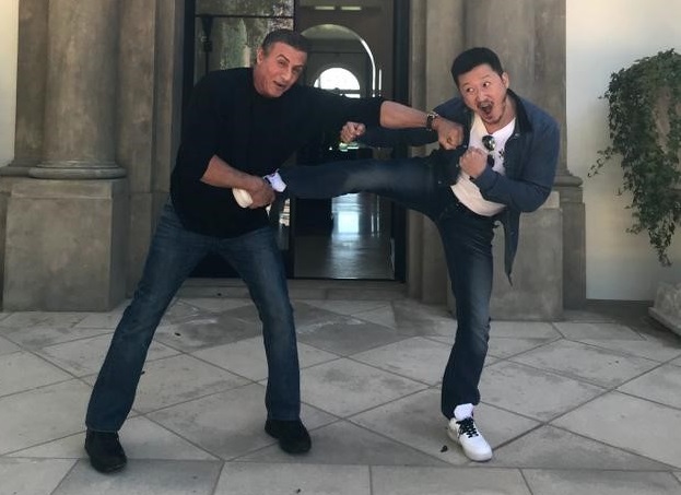 中美貿易戰開打之際，吳京和席維斯史特龍故意拳打腳踢，格外引起網友關注。（翻攝吳京微博）