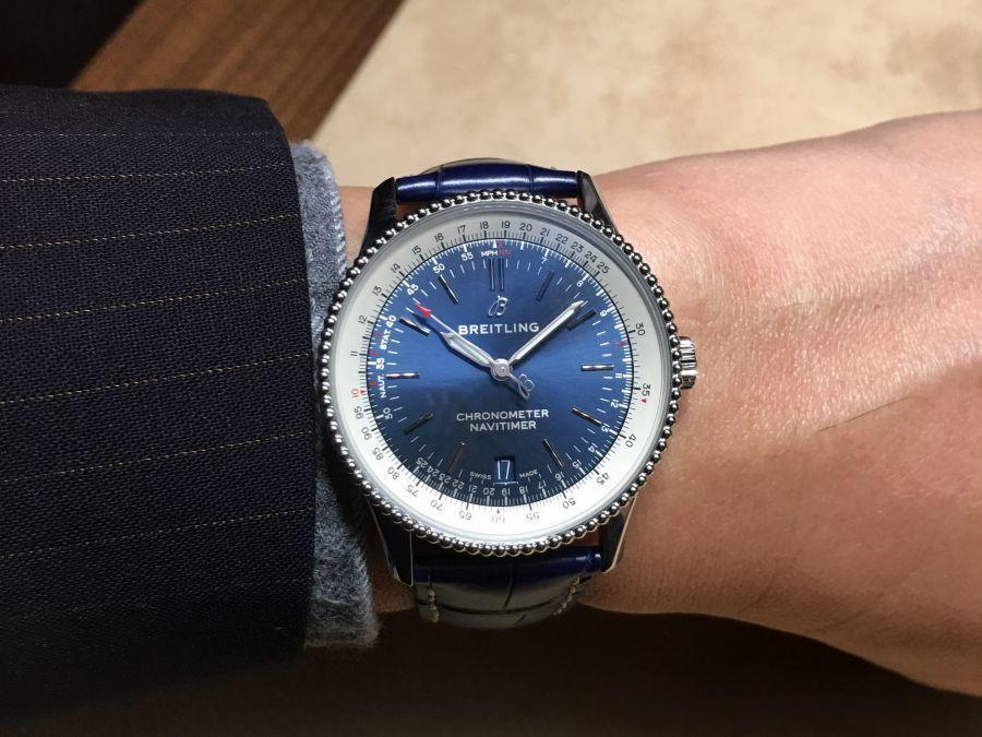 百年靈Navitimer 38mm錶款，售價約台幣14萬元。
