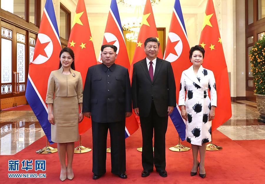 習近平和夫人彭麗媛為金正恩和夫人李雪主舉行歡迎宴會，並共同觀看文藝表演。（翻攝自新華網）
