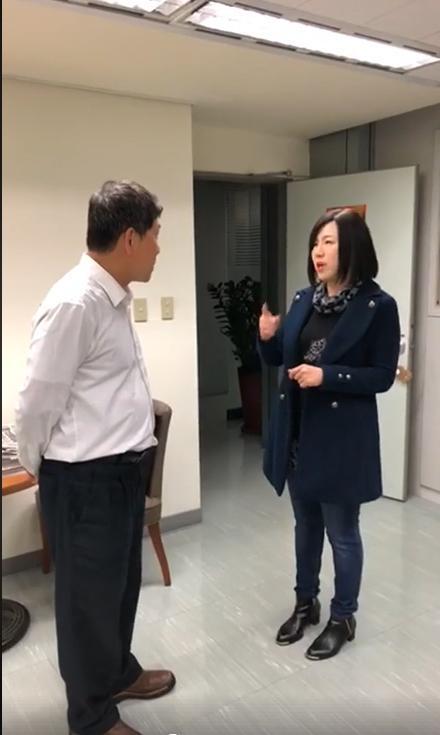 劉美芳與局處人員攀談，了解為何過勞加班。（翻攝臉書）