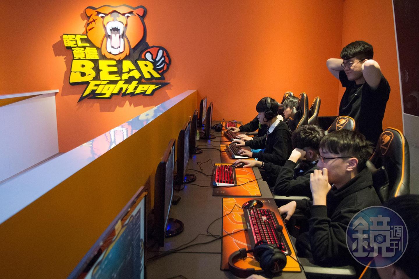 「Bear Fighter」（熊武士）是由能仁資處科學生命名，Logo則是由老師所設計。