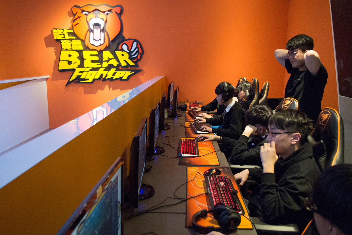 「Bear Fighter」（熊武士）是由能仁資處科學生命名，Logo則是由老師所設計。