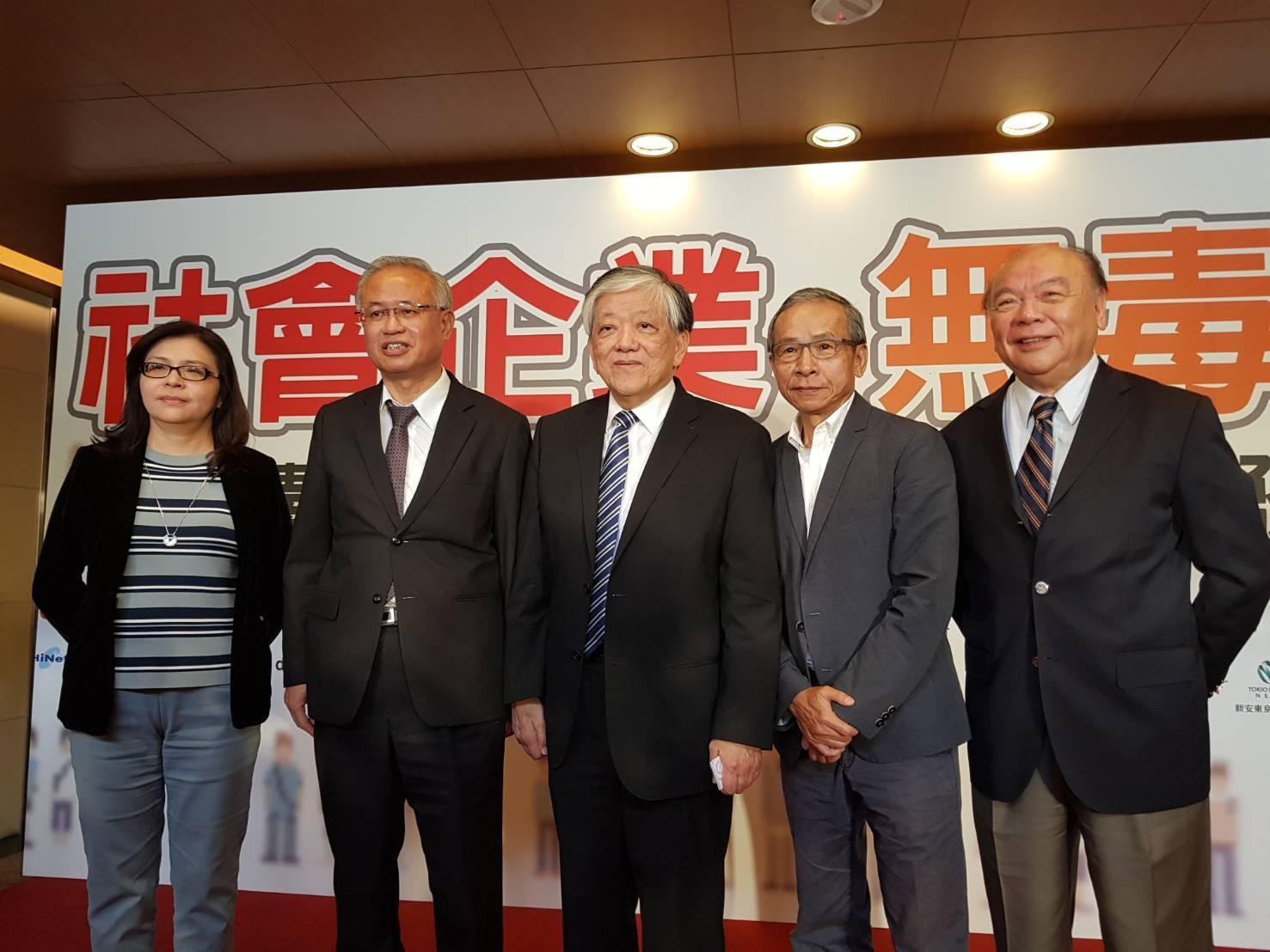 法務部跟民間企業攜手反毒，今天舉行結盟簽署發表會，知名導演吳念真（右2）也現身力挺。