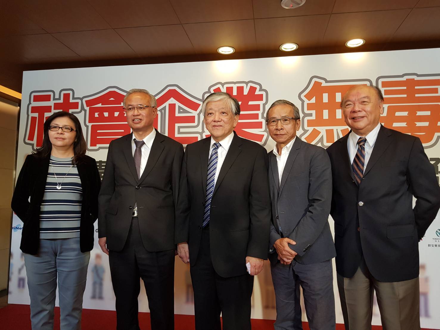 法務部跟民間企業攜手反毒，今天舉行結盟簽署發表會，知名導演吳念真（右2）也現身力挺。