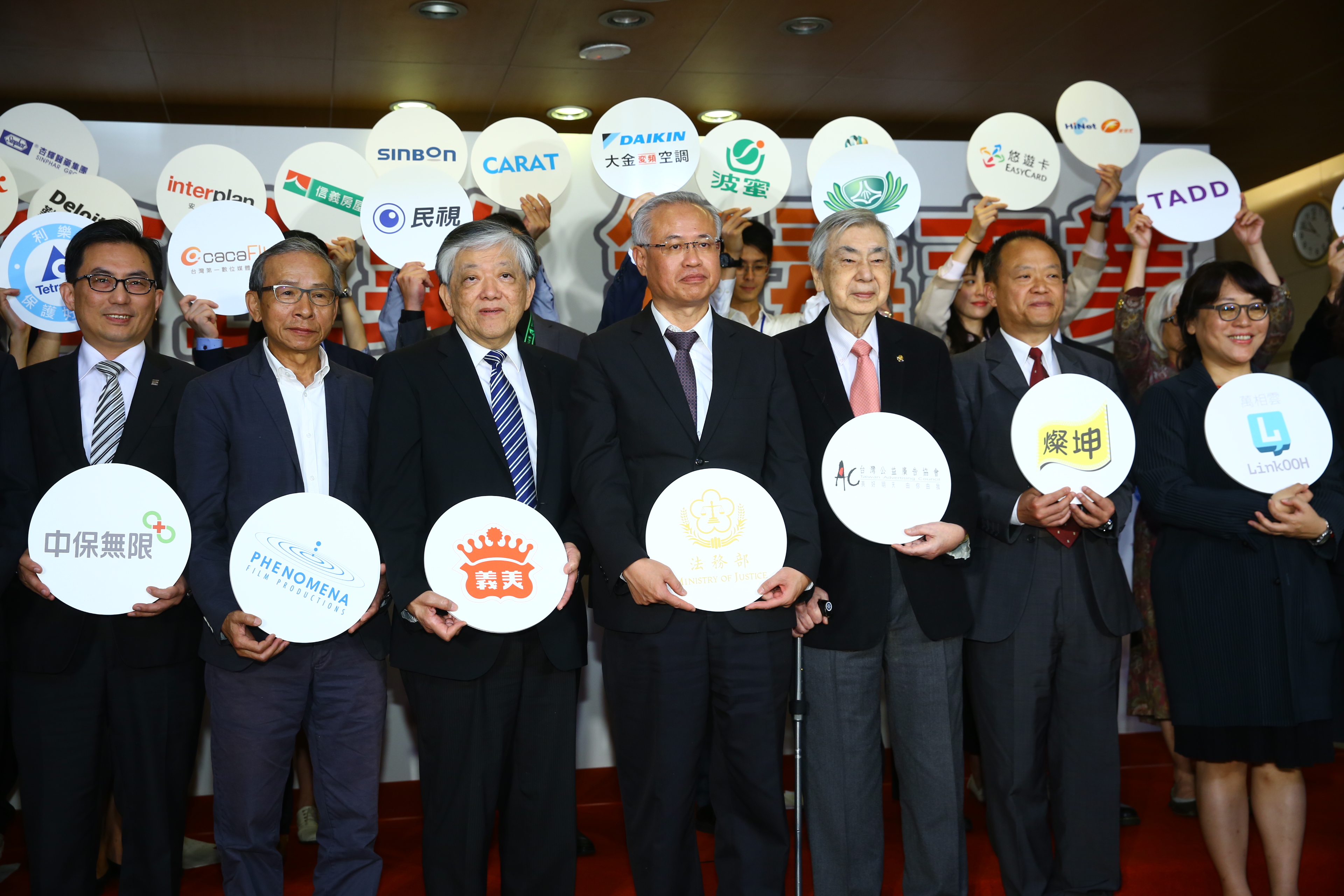 法務部跟民間企業攜手反毒，今天舉行結盟簽署發表會，知名導演吳念真（左2）也現身力挺。