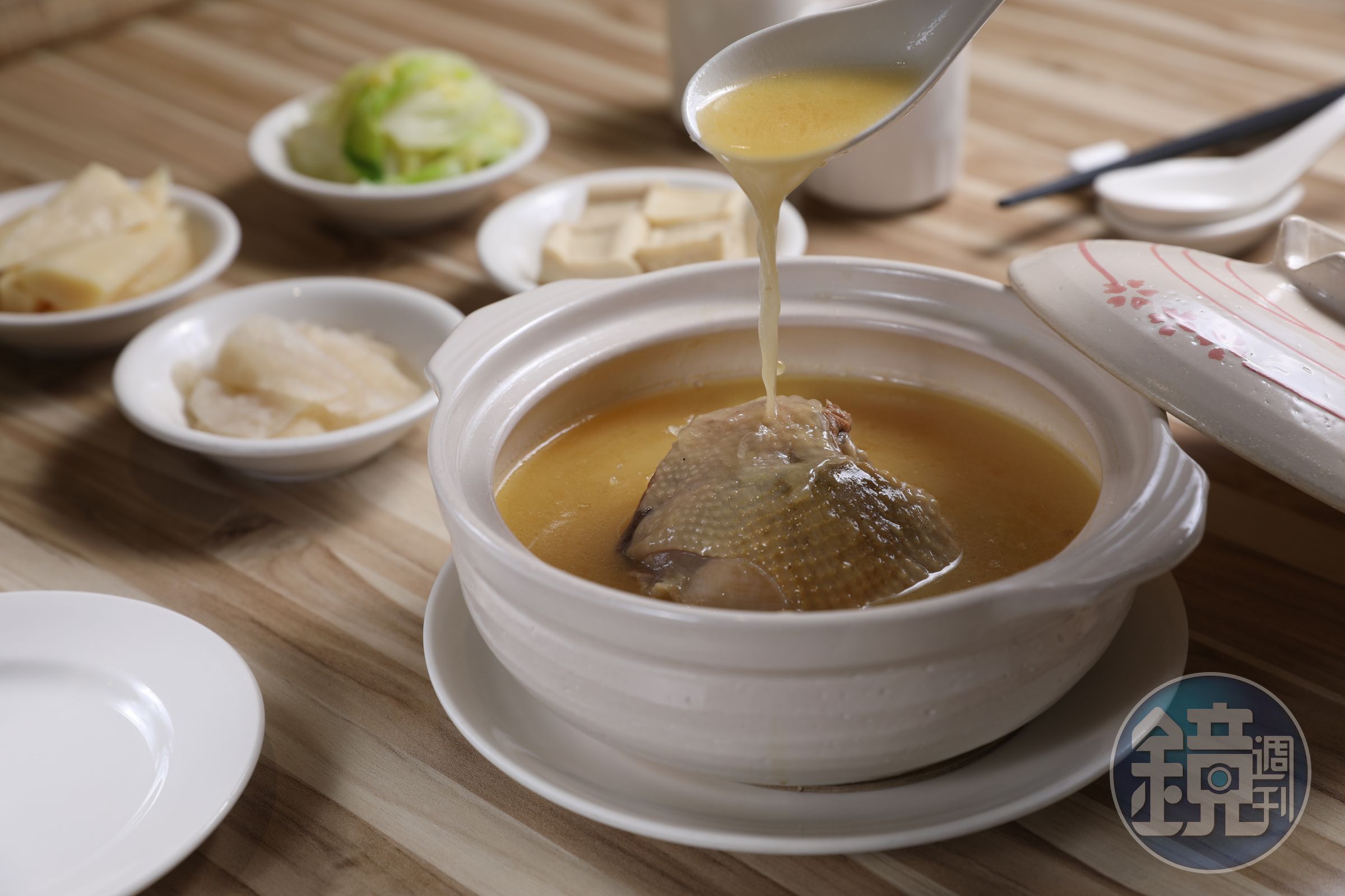 「雞窩」的「砂鍋土雞湯」承襲老店「驥園」的做法。