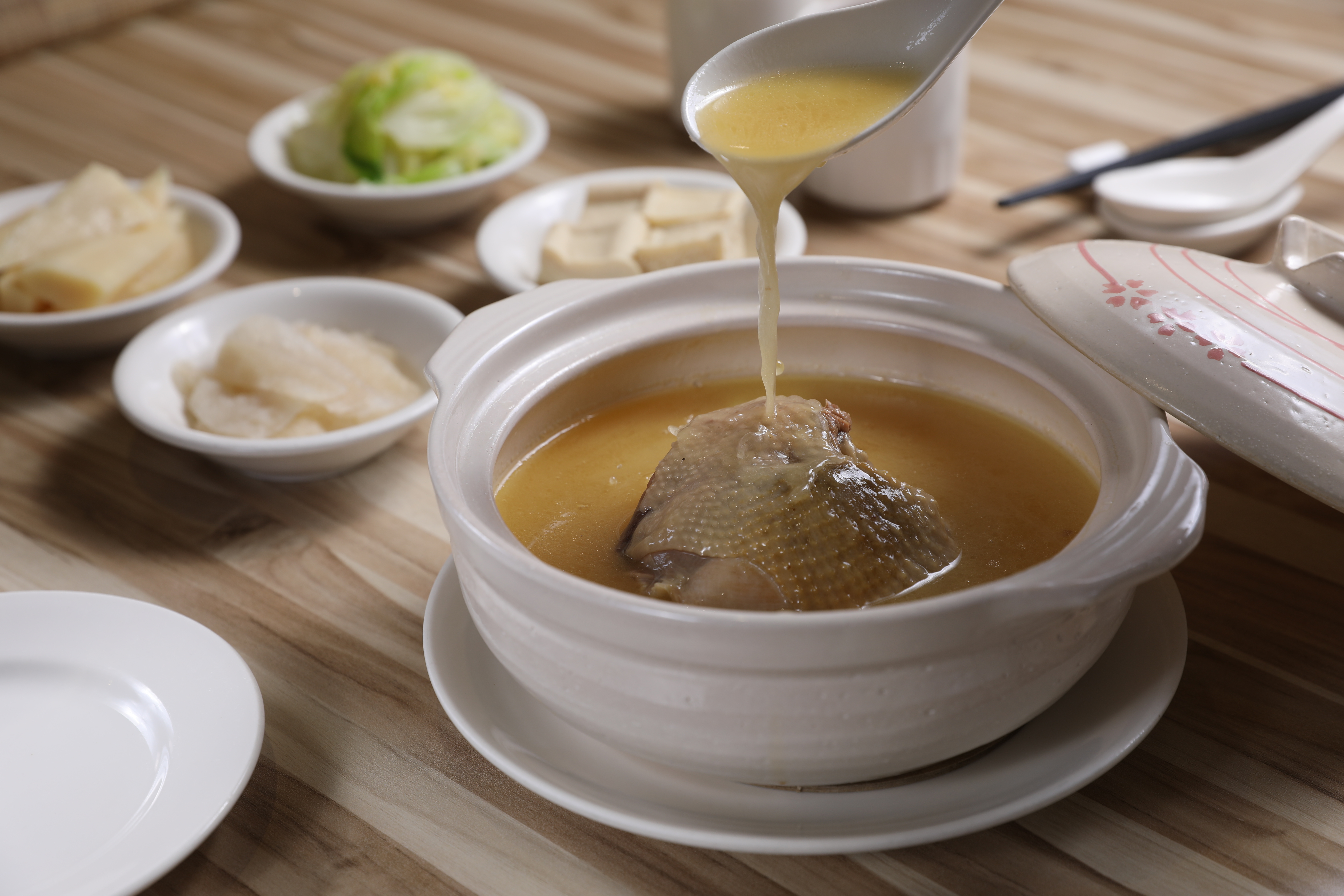 「雞窩」的「砂鍋土雞湯」承襲老店「驥園」的做法。