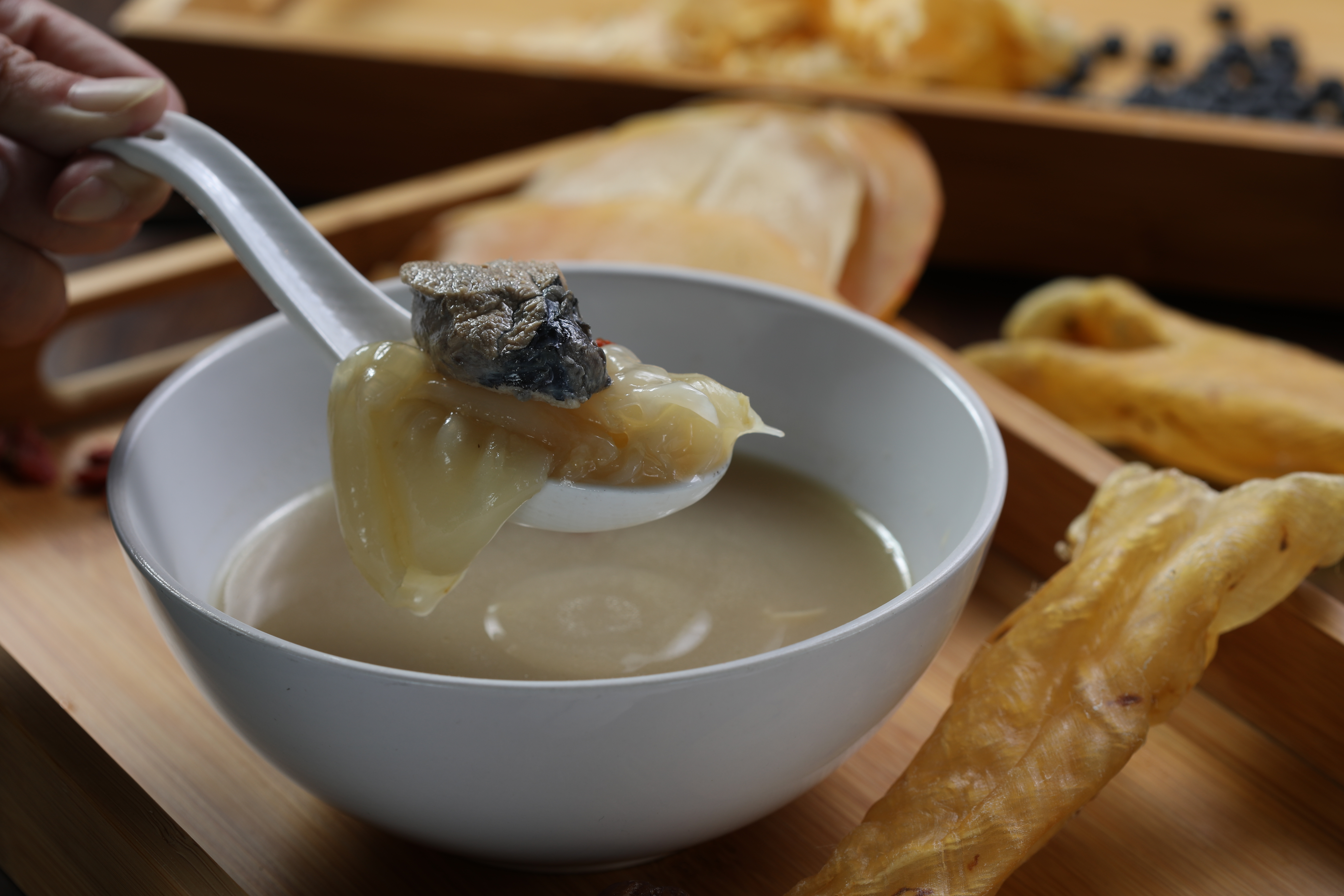 「花膠響螺烏雞湯」滋味醇厚香甜，Q彈的花膠有豐富膠質。（500元／碗）