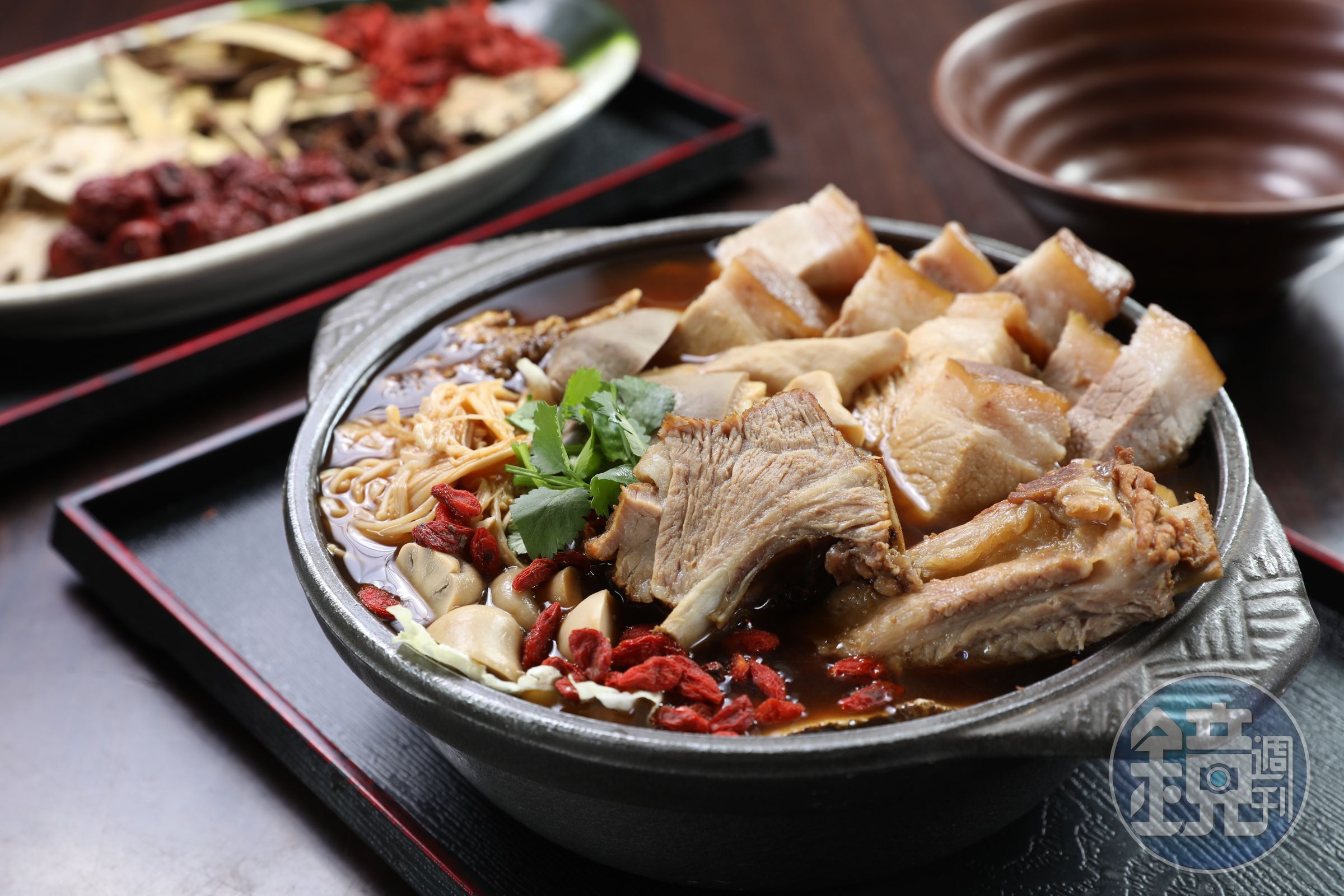 「醉香肉骨茶湯煲」是肉骨茶豪華版，多了大白菜、香菜和米酒，滋味更豐富。（300元／份）