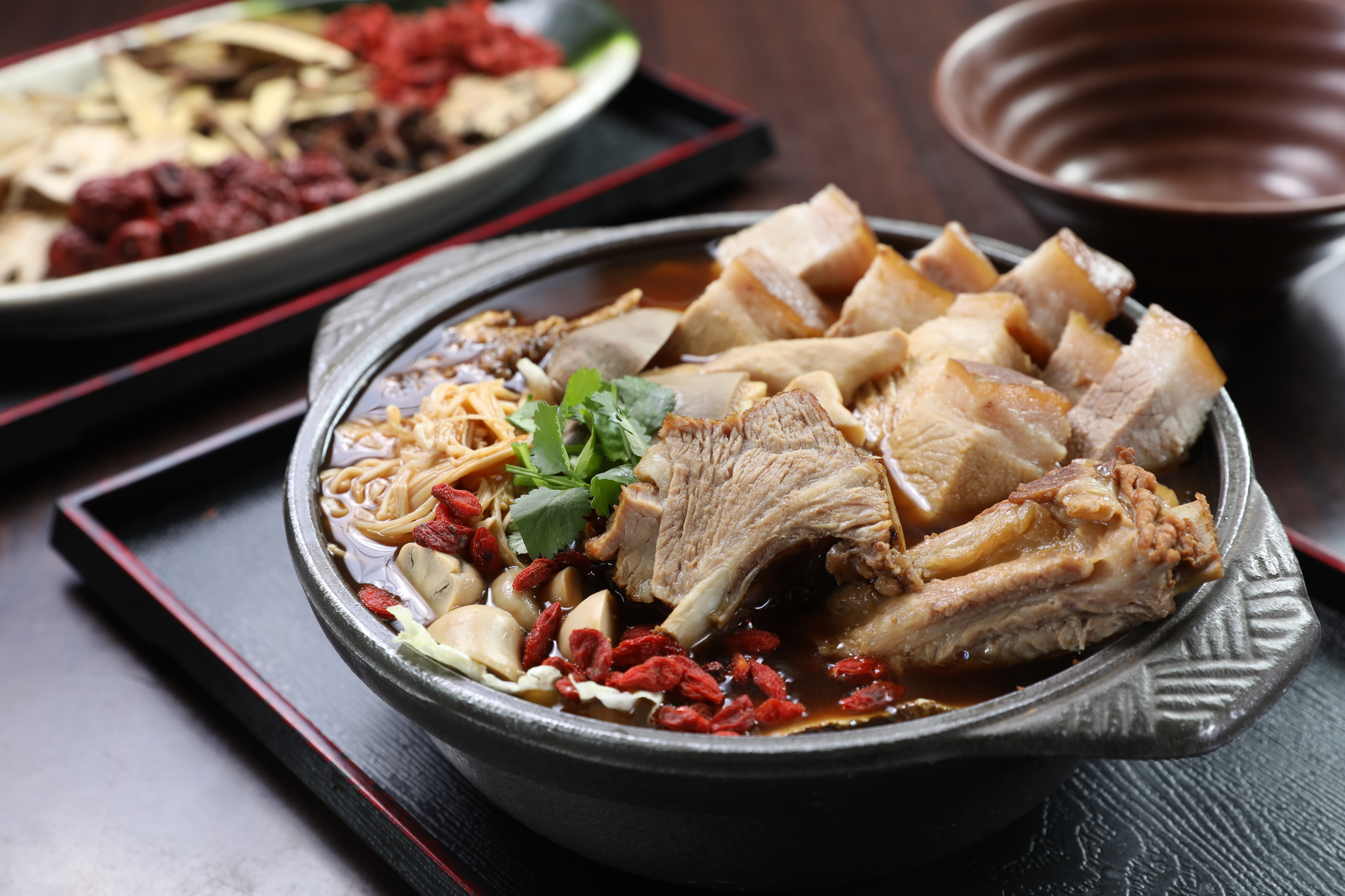 「醉香肉骨茶湯煲」是肉骨茶豪華版，多了大白菜、香菜和米酒，滋味更豐富。（300元／份）