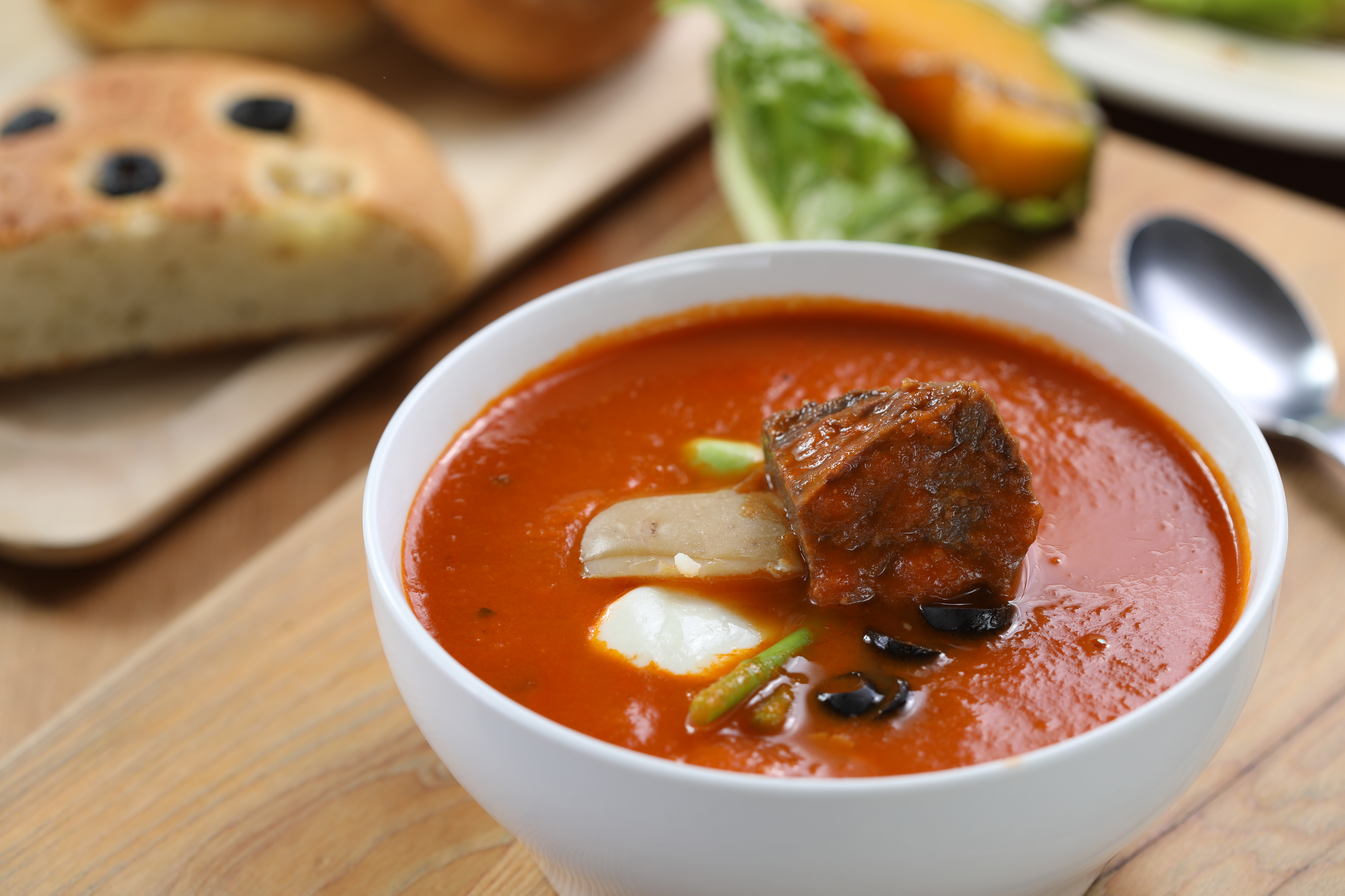 「俄羅斯牛肉濃湯」有義大利番茄的酸香和蔬菜、雞湯的甘醇，牛頰肉嫩中帶點野味。（155元／碗）