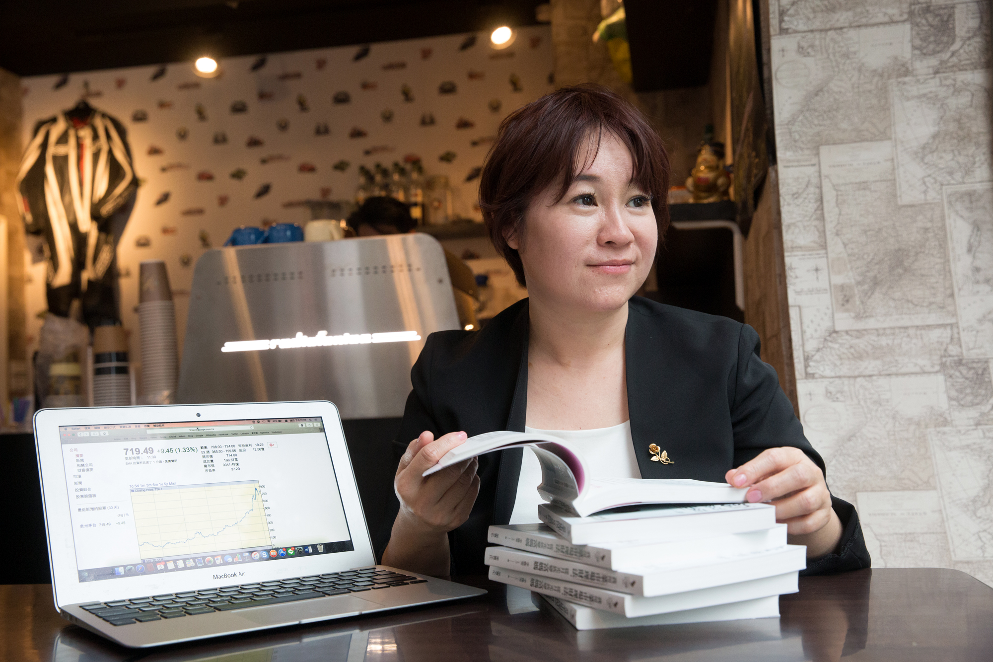 原本是寫小說的文青，李雅雯為了學投資，猛K上百本書，終於搞懂艱澀的財經名詞，摸索出一套菜市場投資學。