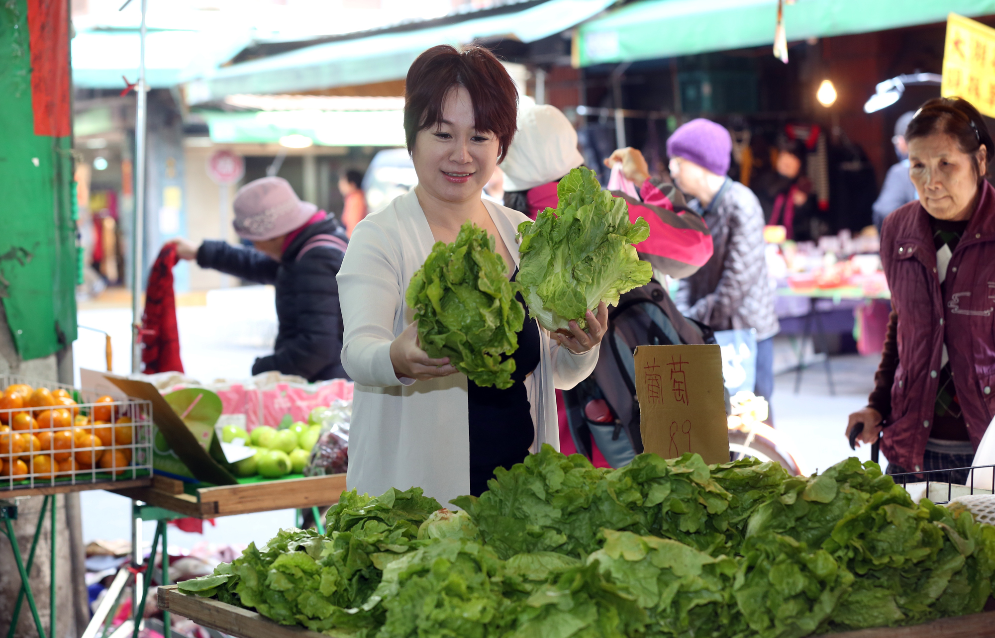 從小混菜市場長大的李雅雯，把攤販做生意的邏輯用在投資上，找到最會為股東賺錢的公司。