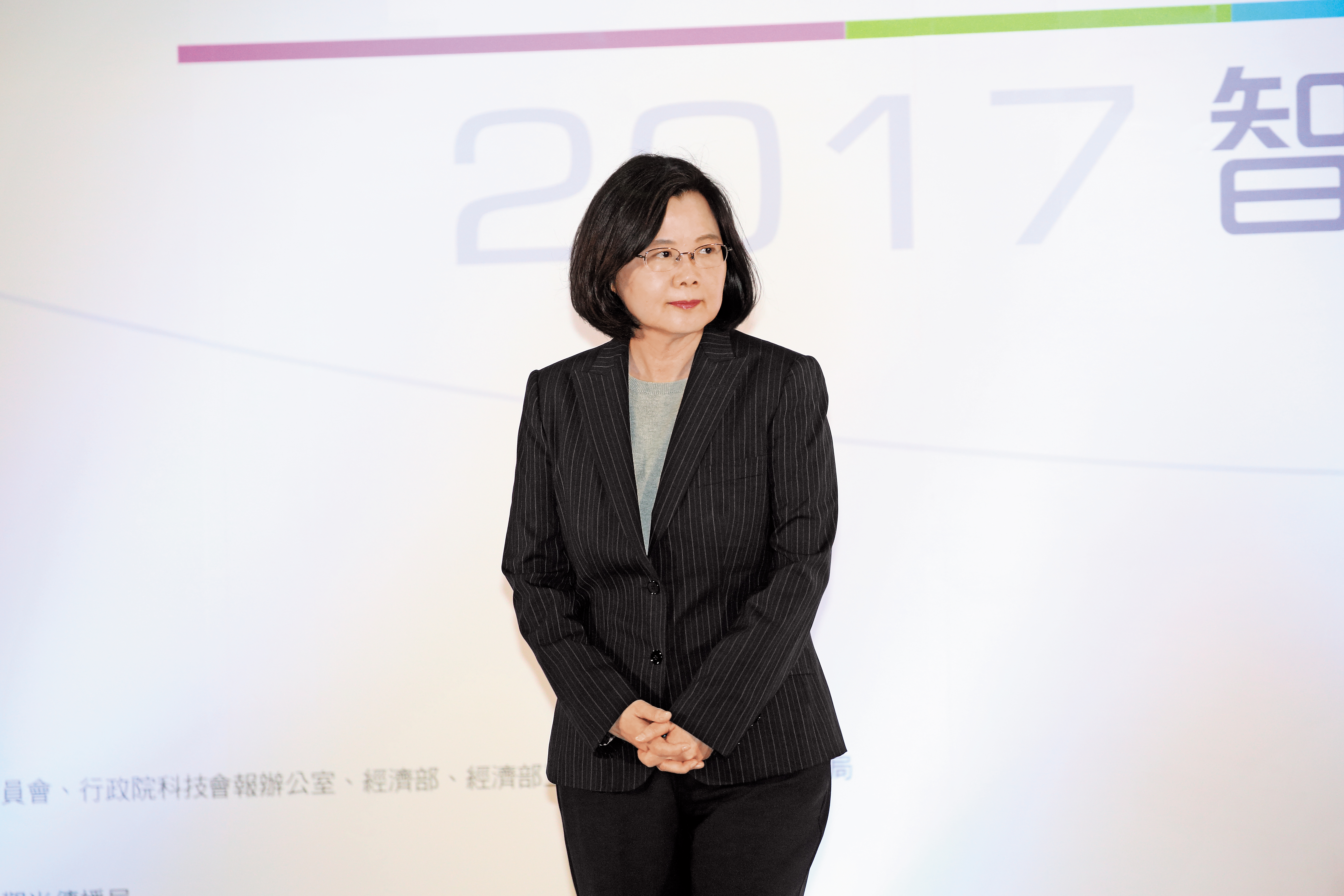 總統蔡英文去年12月初某日上午在總統寓所辦公，距離約50公尺處竟發生憲兵警衛官誤擊事件，讓元首維安拉警報。