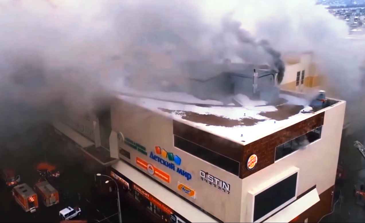 俄羅斯一家購物中心日前發生大火，造成許多人不幸喪生。但官方公布64人罹難，引來受難者家屬批評。（翻攝網路）