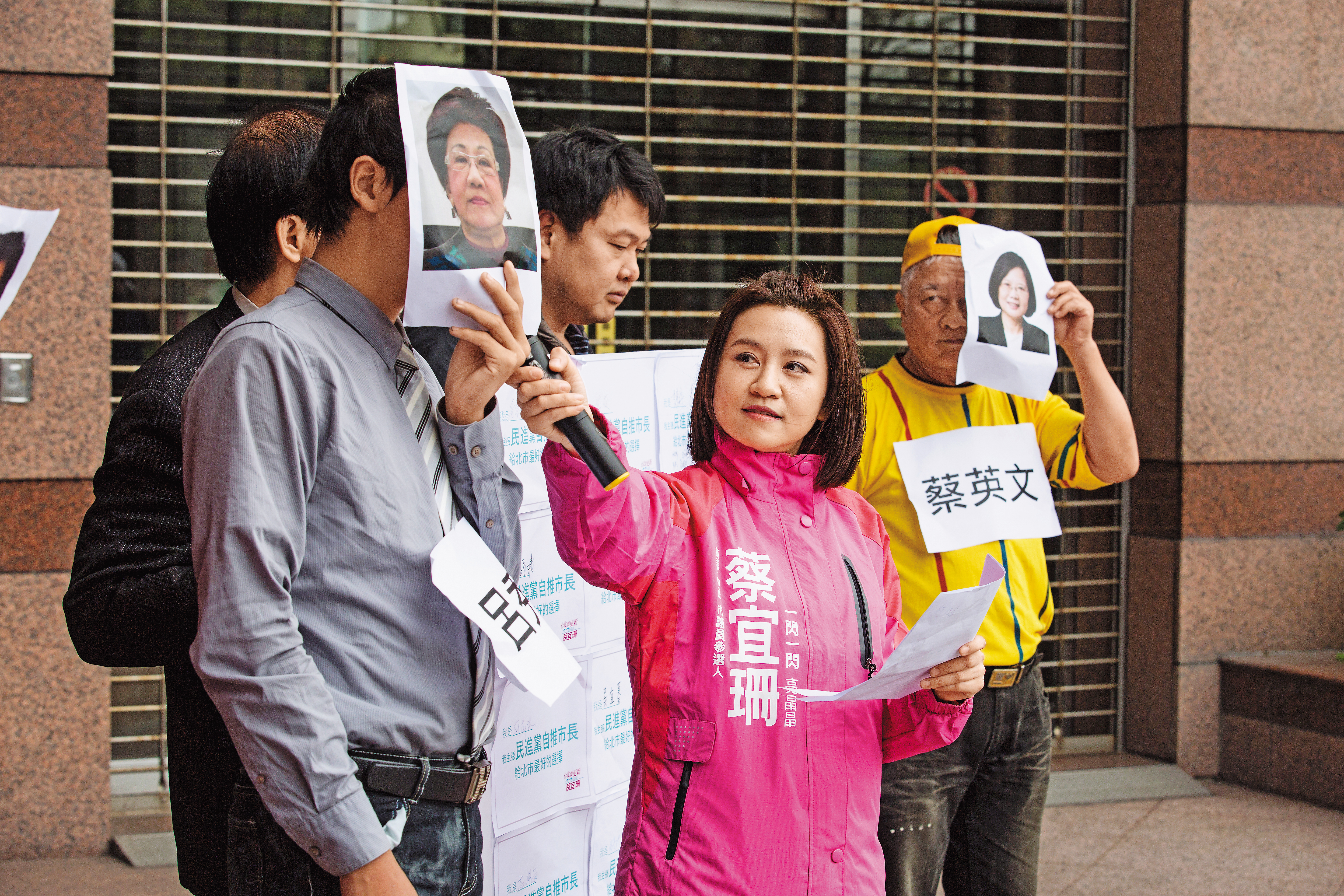 蔡宜珊為搶中正萬華區議員席次，聘請設計師呱呱做文宣。