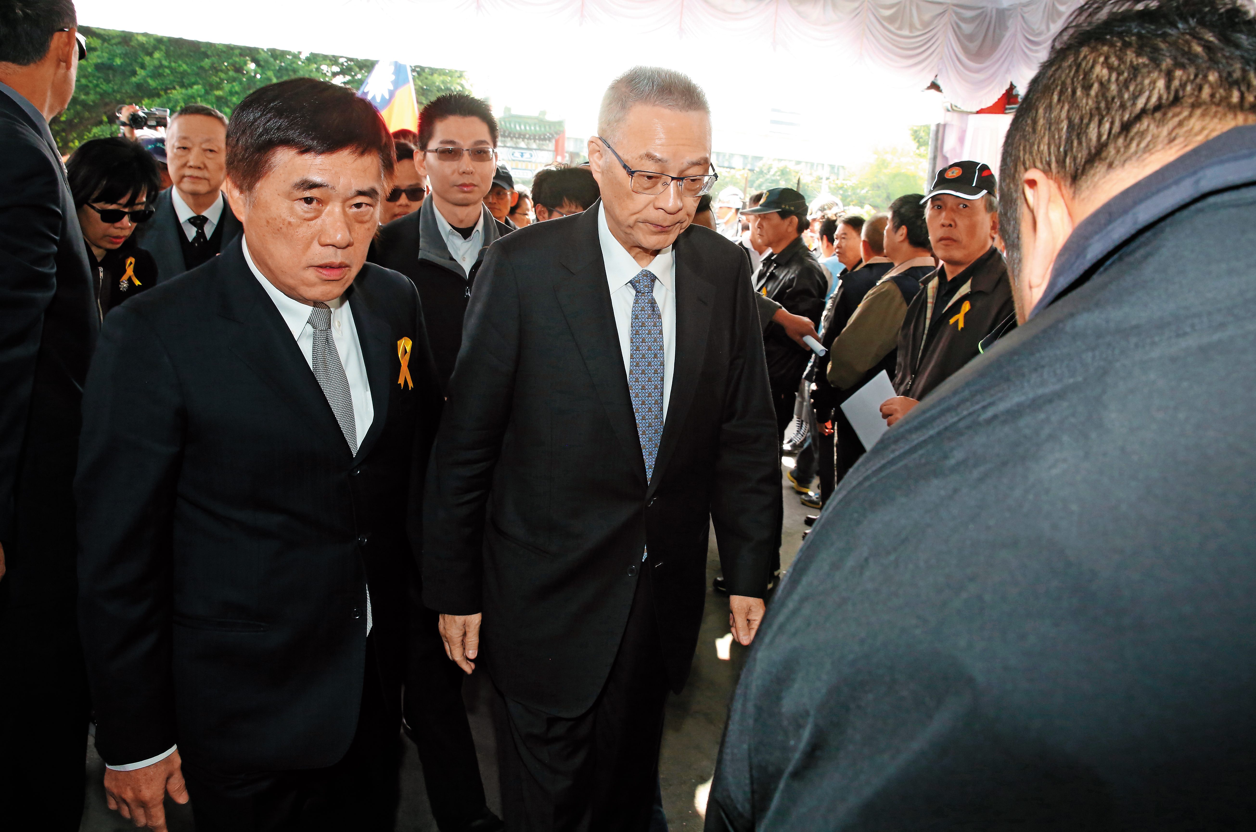 國民黨主席吳敦義希望率團登陸參加兩岸論壇，但仍待總統府核准，知情人士表示，吳成行機率很低，加上不願讓副主席郝龍斌代打，今年恐流會。