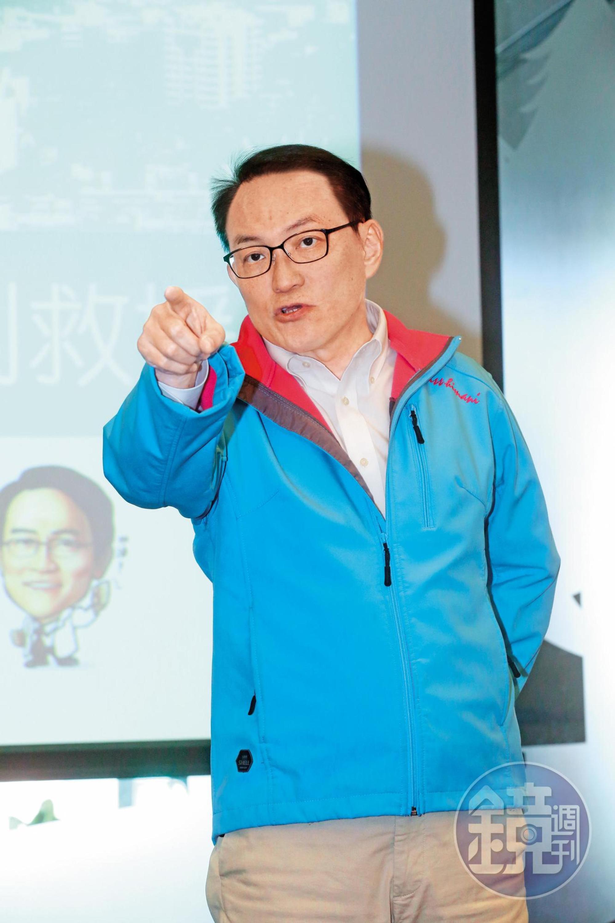 前台北市副市長邱文祥24日宣布以無黨籍身分參加年底台北市長選舉，不會與藍營進行整合。
