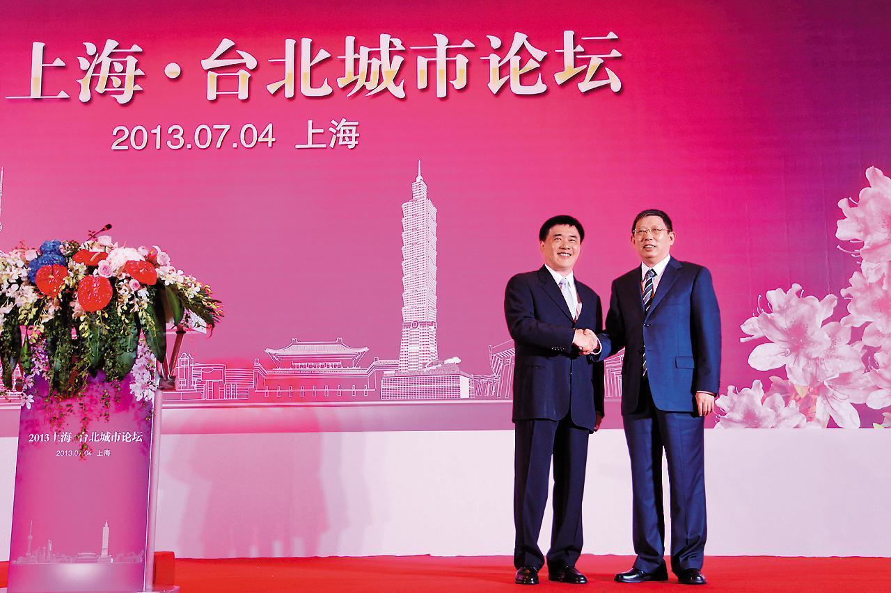 郝龍斌（左）擔任台北市長任內多次出席雙城論壇，與中國建立互信、務實合作管道。（台北市政府提供）