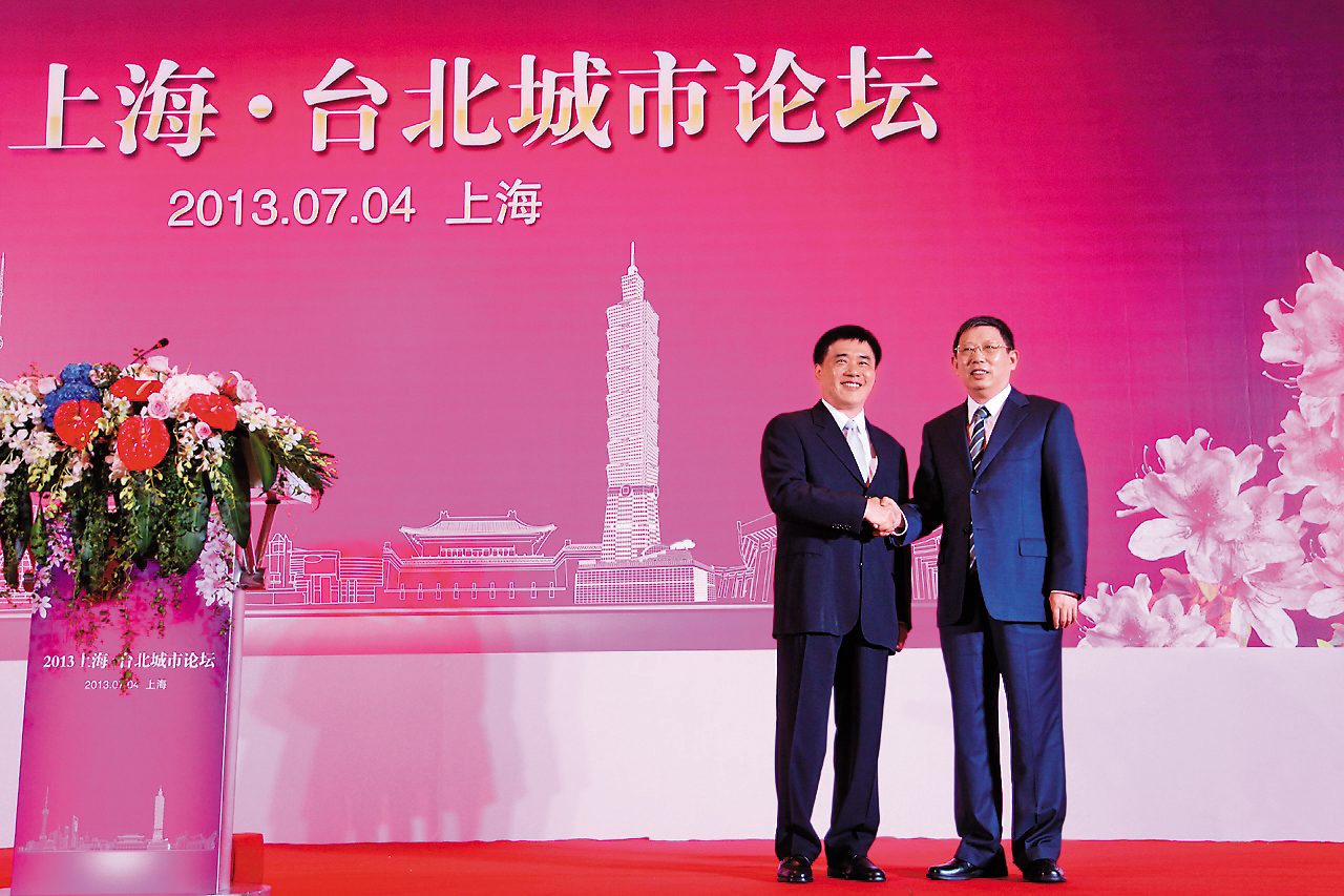 郝龍斌(左)擔任台北市長任內多次出席雙城論壇,與中國建立互信、務實合作管道。(台北市政府提供)