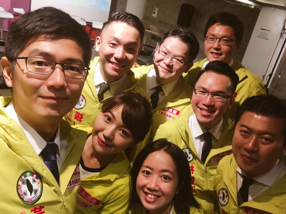 民進黨8位首次參選的新人，合組「新創政治連線」，其中張志豪（前排右1）、林智鴻（前排右2）、戴瑋珊（前排中）都已通過初選。（翻攝黃守達臉書）