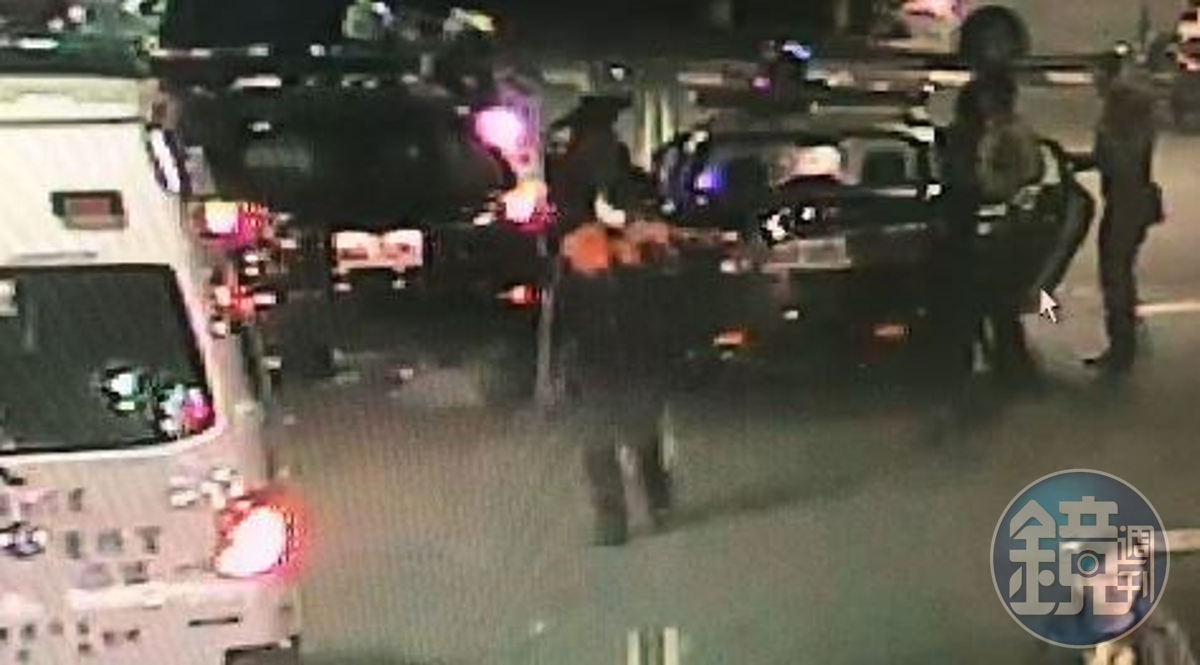 警方清查身分發現，楊男為詐欺通緝犯。（翻攝黑色豪門企業臉書）