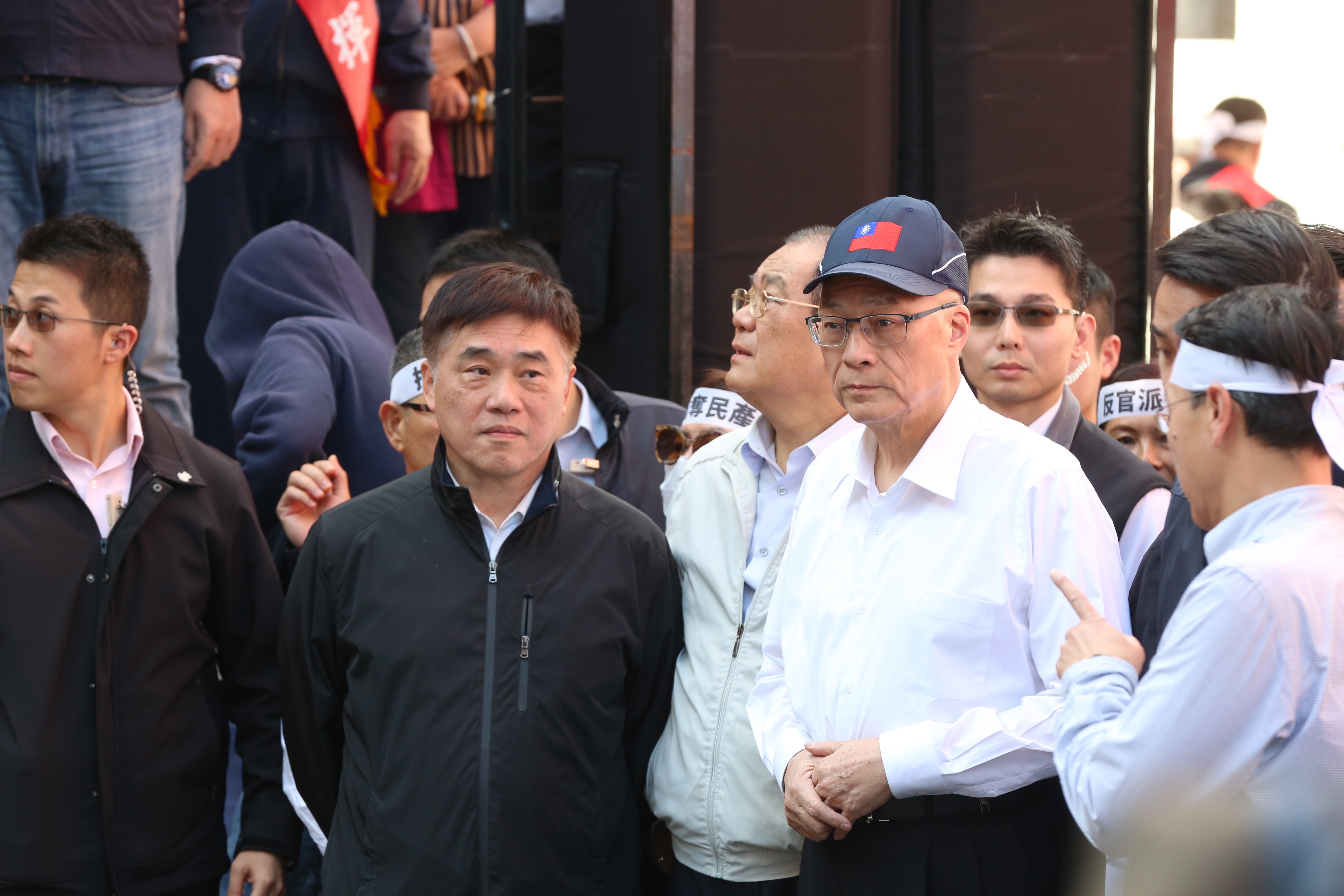 國民黨副主席郝龍斌（左2）表示自己與吳敦義（右2）關係很好。