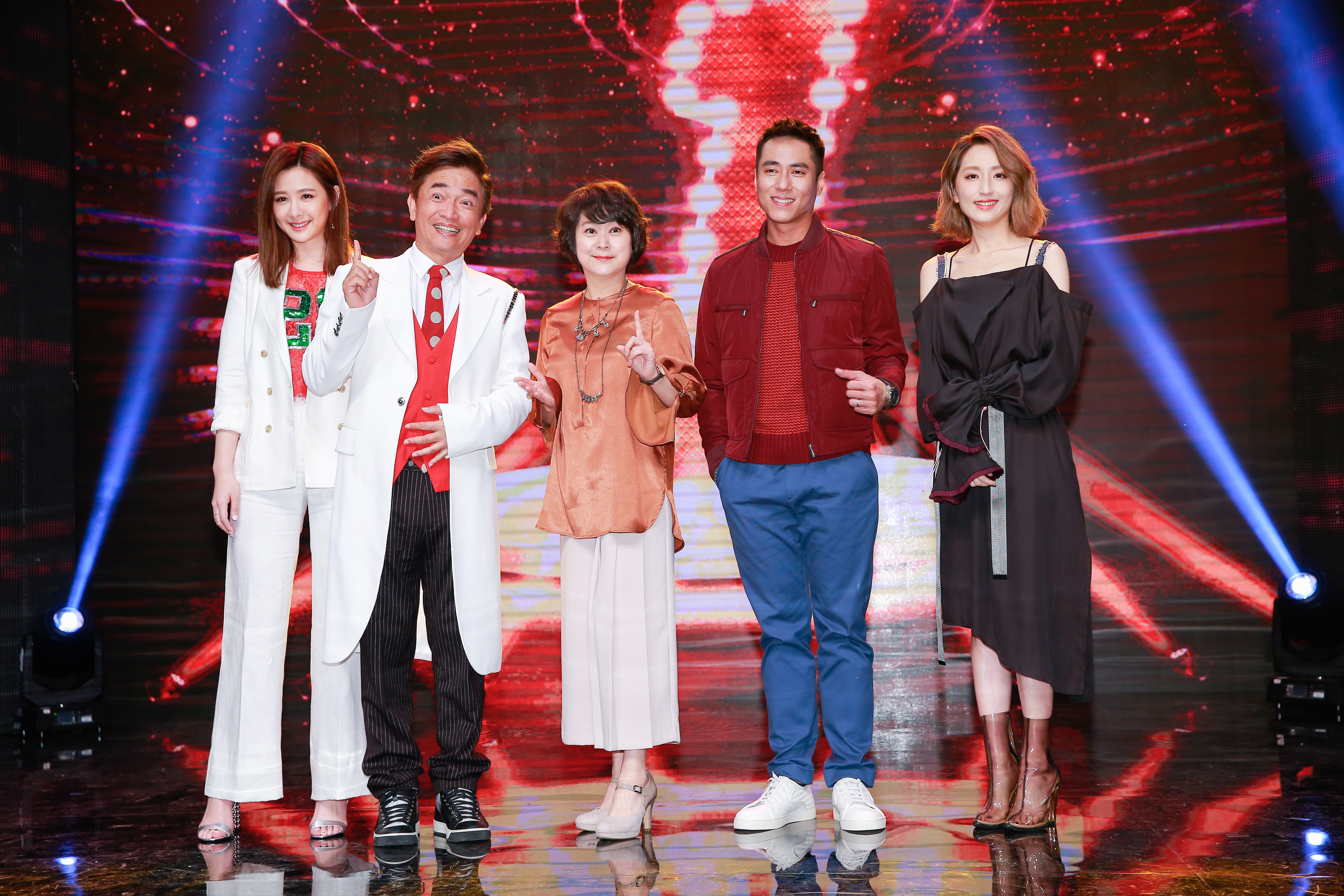 《我要當女一》節目主持與評審陣容堅強，右起包括金鐘獎視后柯佳嬿、視帝莊凱勛、王月、吳宗憲和安心亞。