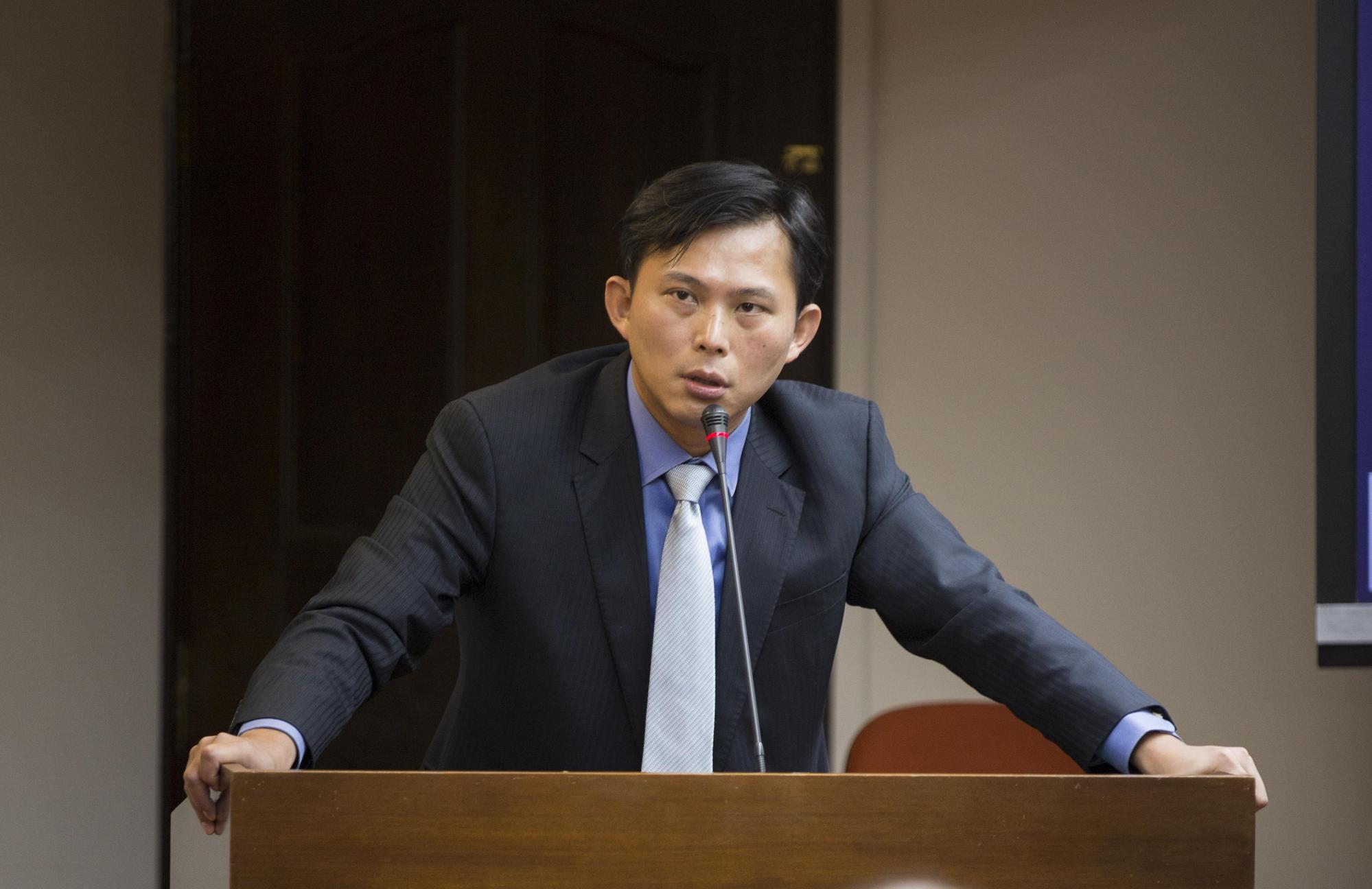 黃國昌上午質詢後，下午1點再找來矯正署政風室及人事室主任瞭解懲處狀況，確認其中有無涉及對價或刑事不法。