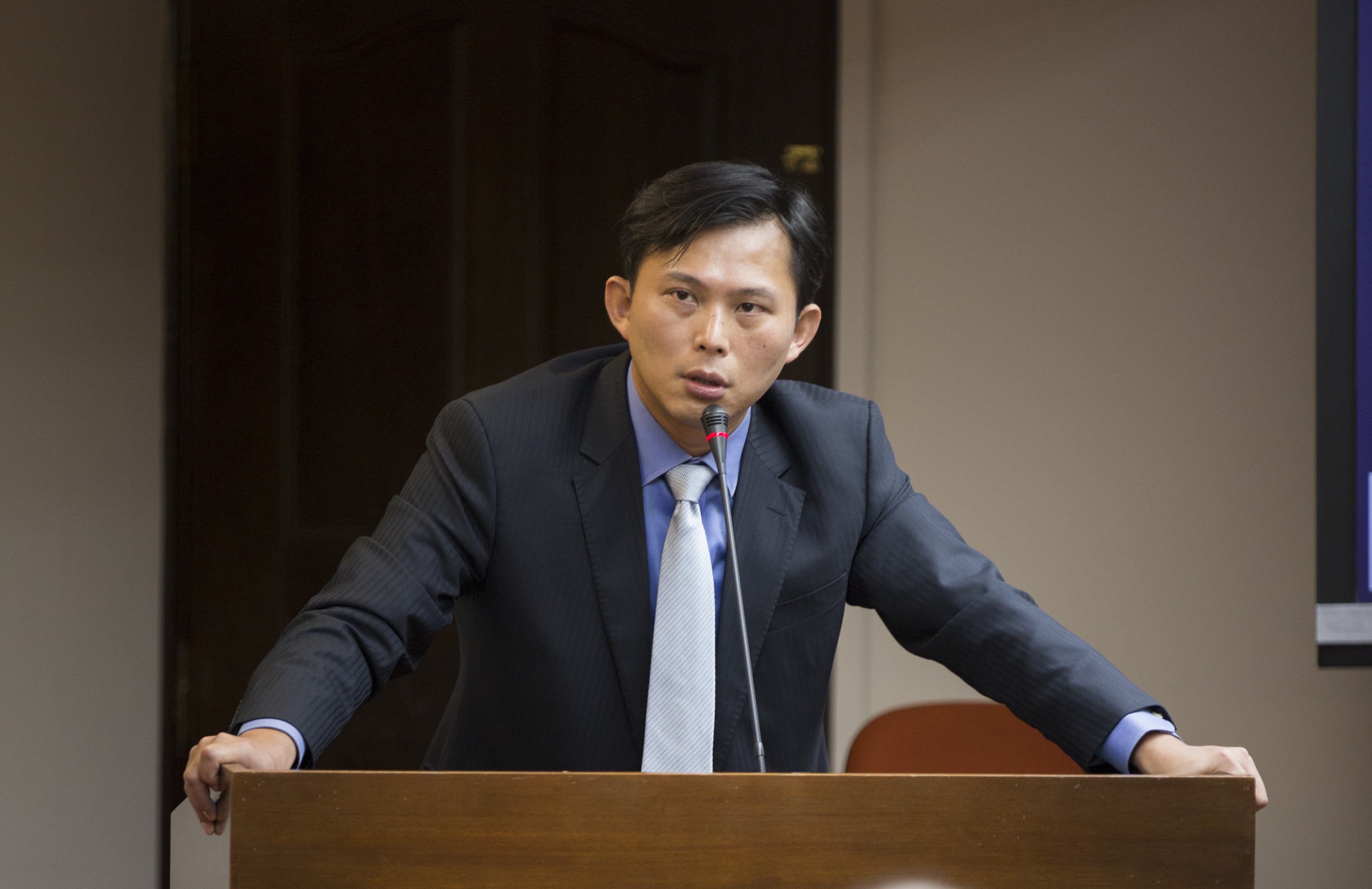 黃國昌上午質詢後，下午1點再找來矯正署政風室及人事室主任瞭解懲處狀況，確認其中有無涉及對價或刑事不法。