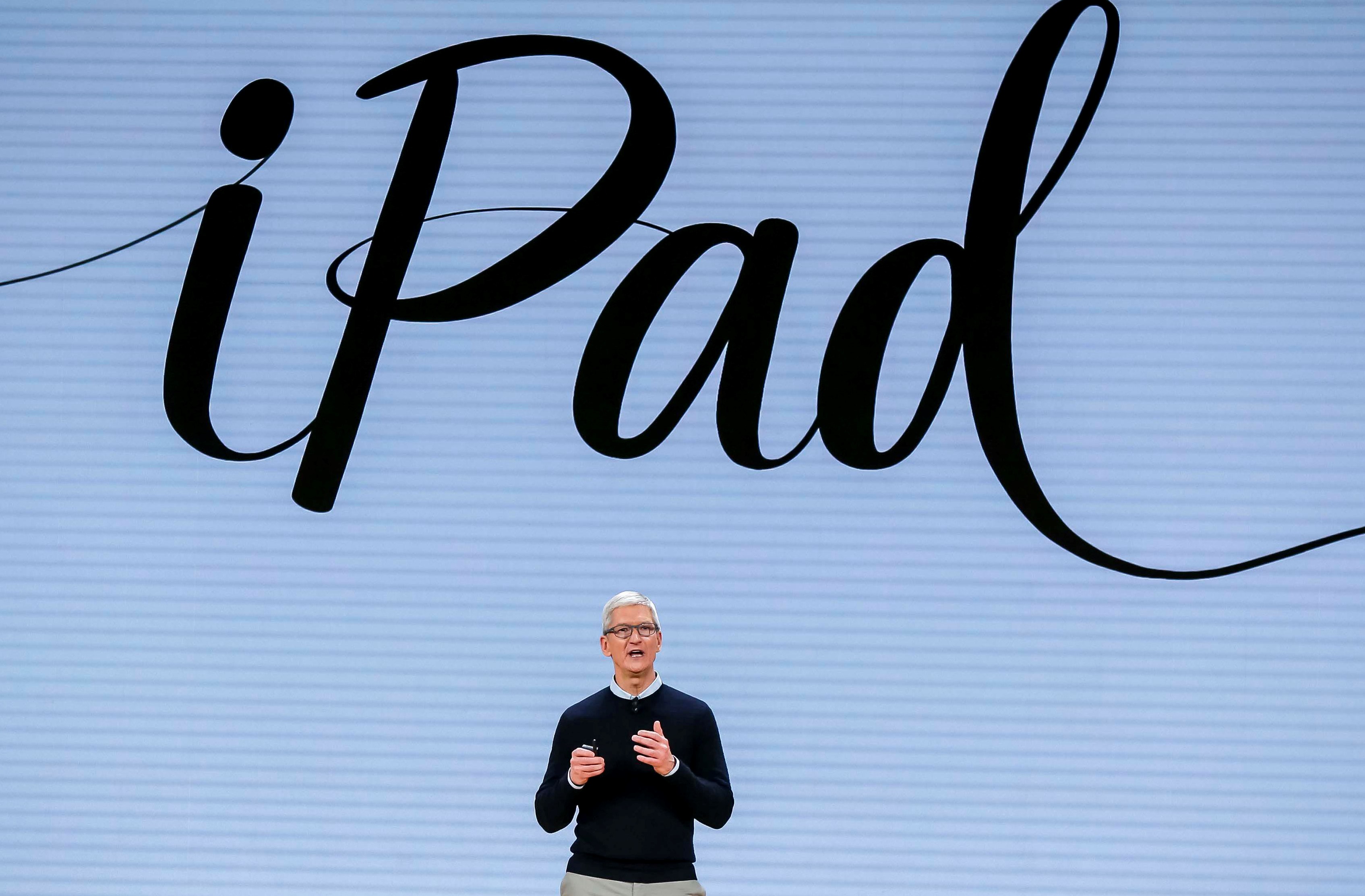 蘋果27日晚間在芝加哥舉辦的教育活動中推出了新款iPad。圖為蘋果執行長庫克。（東方IC）