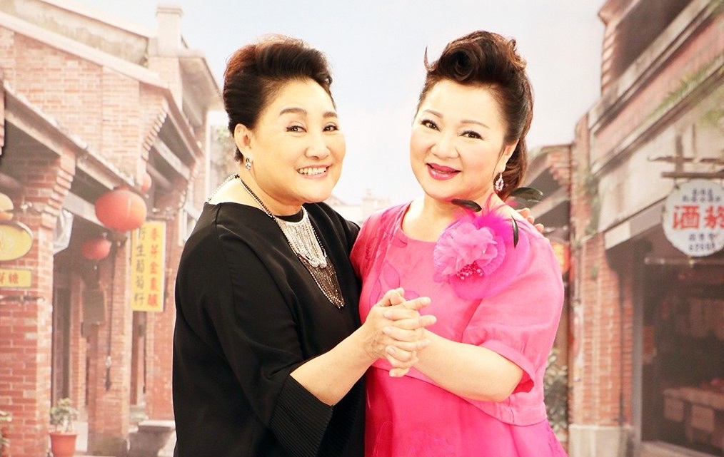 資深藝人陳盈潔（左）今（28日）音教唆偽造有價證券罪，遭判刑3年2個月。（中視提供）