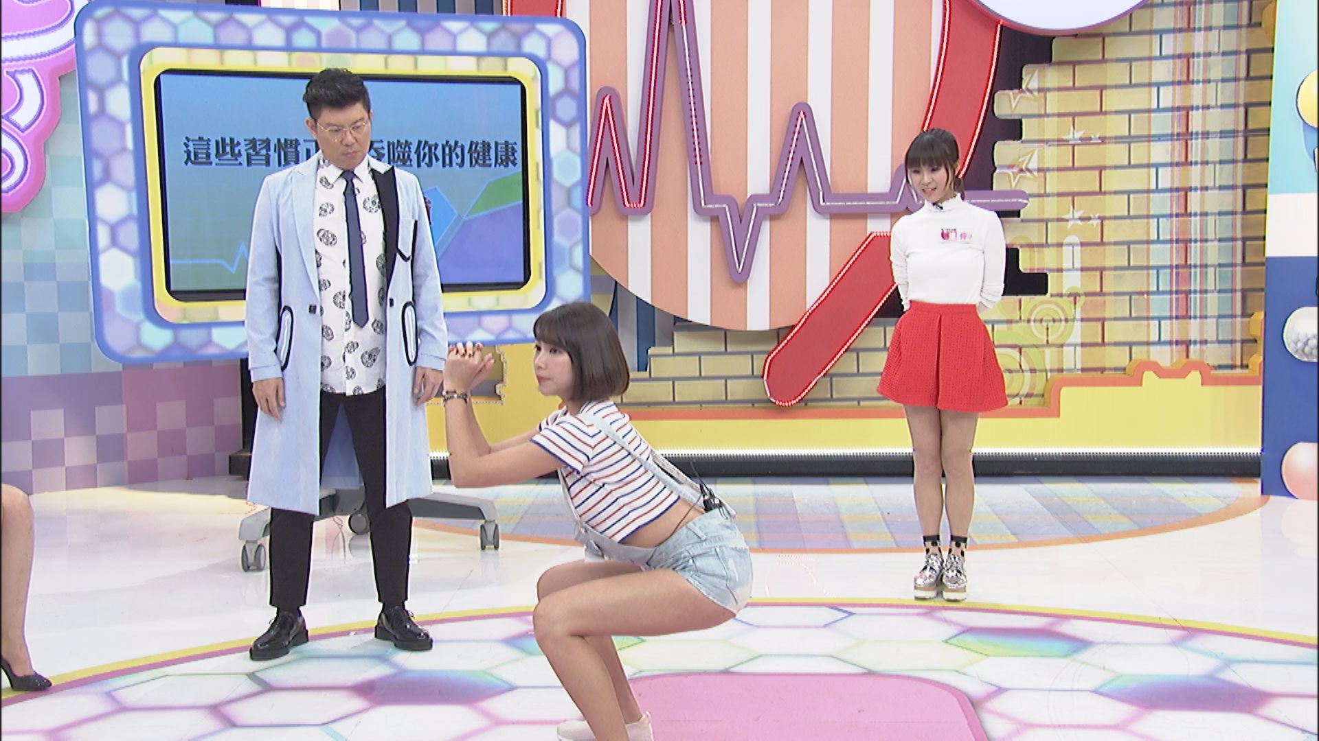 曾智希（中）上節目示範深蹲，曾國城（左）目不轉睛。（中天提供）